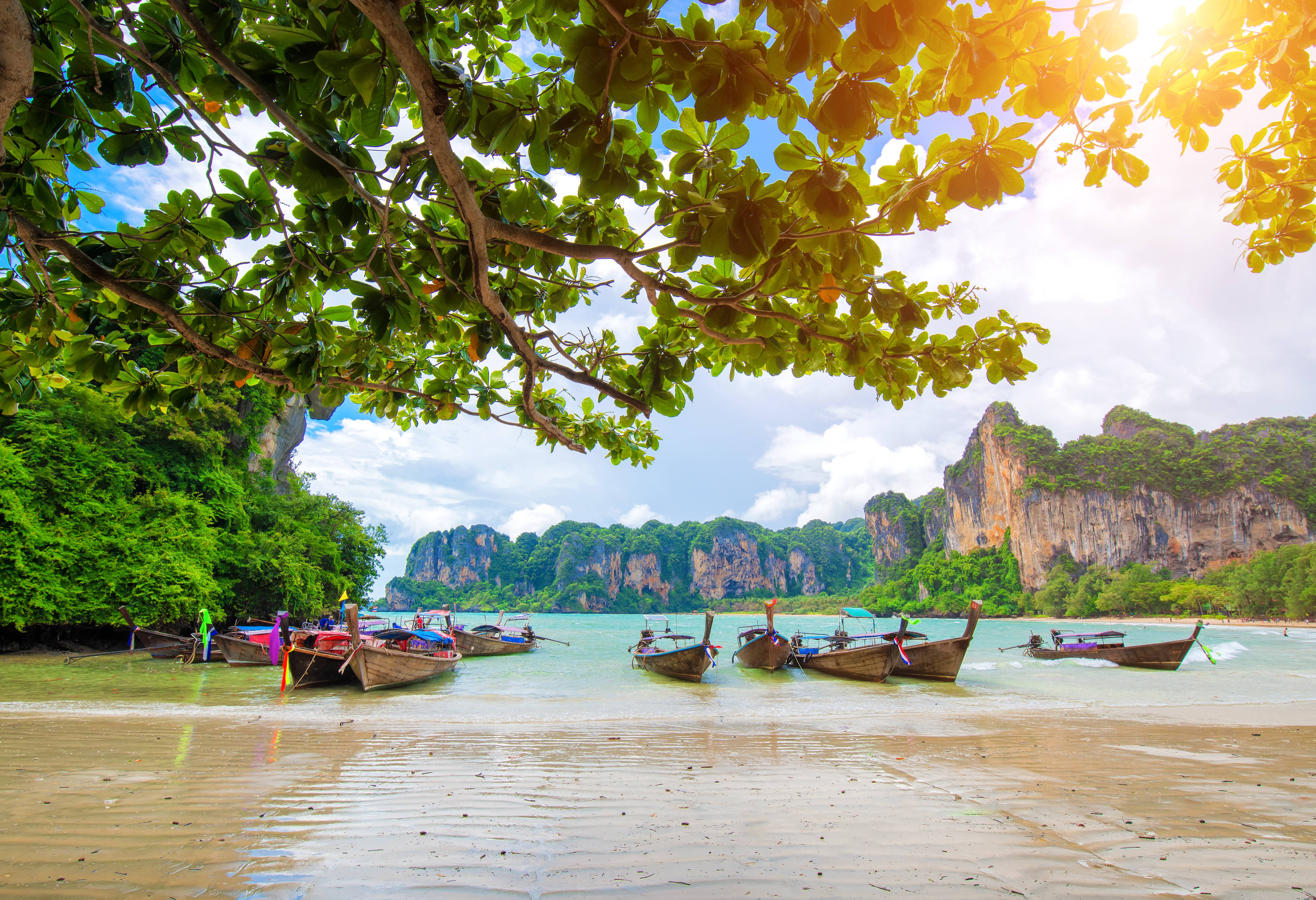Strand en bootjes bij Railey Beach in Krabi in Thailand