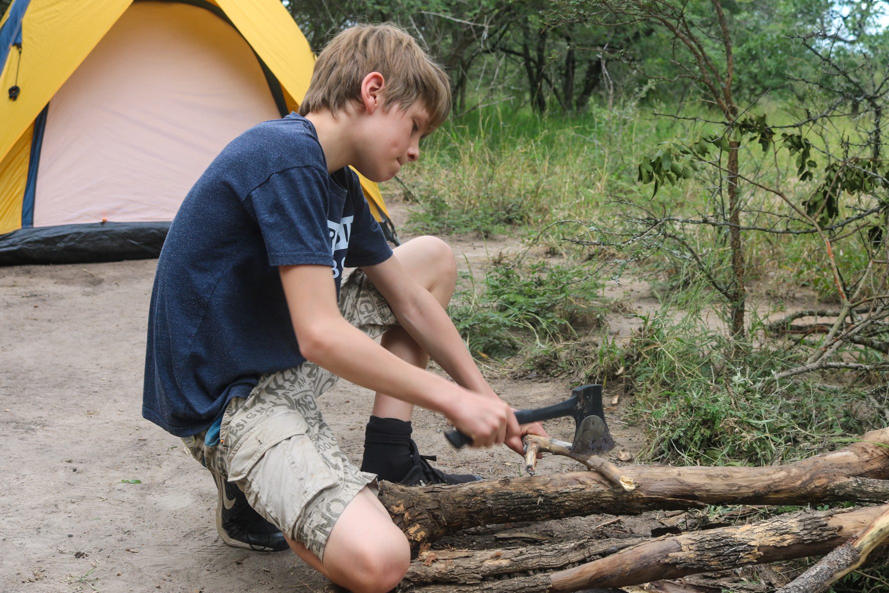 Hout sprokelen bij kampvuur in Zuid-Afrika