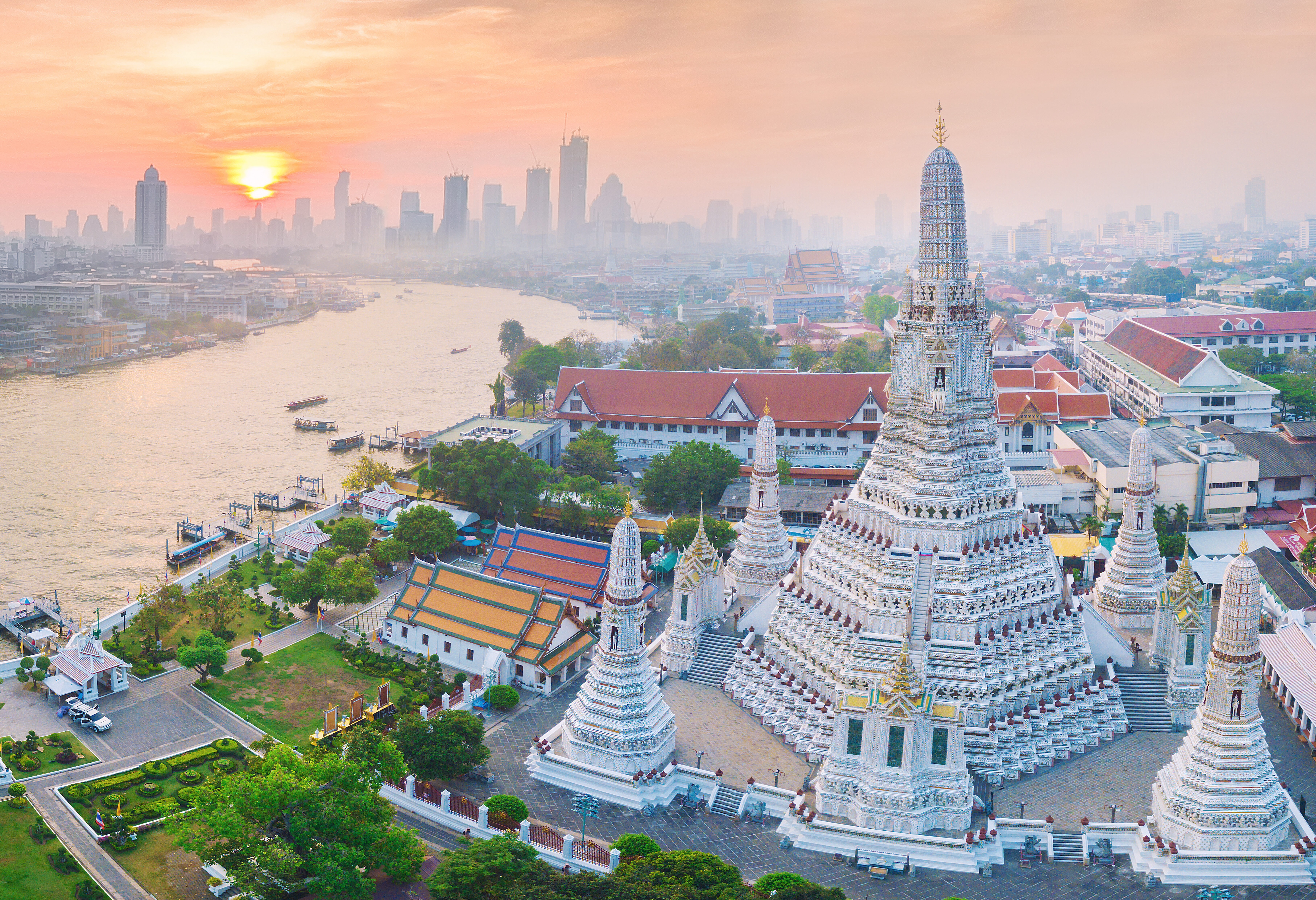 Wat Arun aan de Chao Phraya-rivier in Bangkok