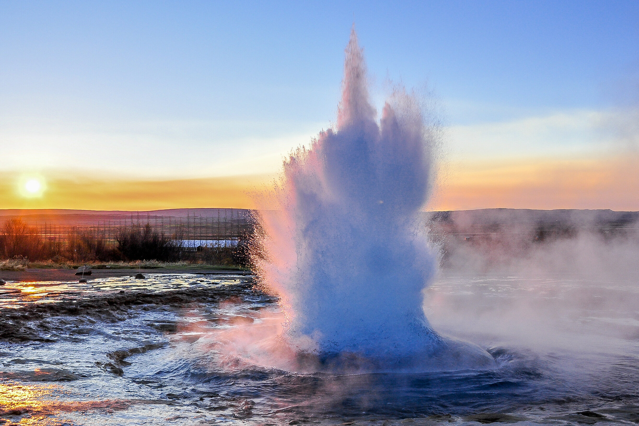 Geijser bij zondsondergang in IJsland