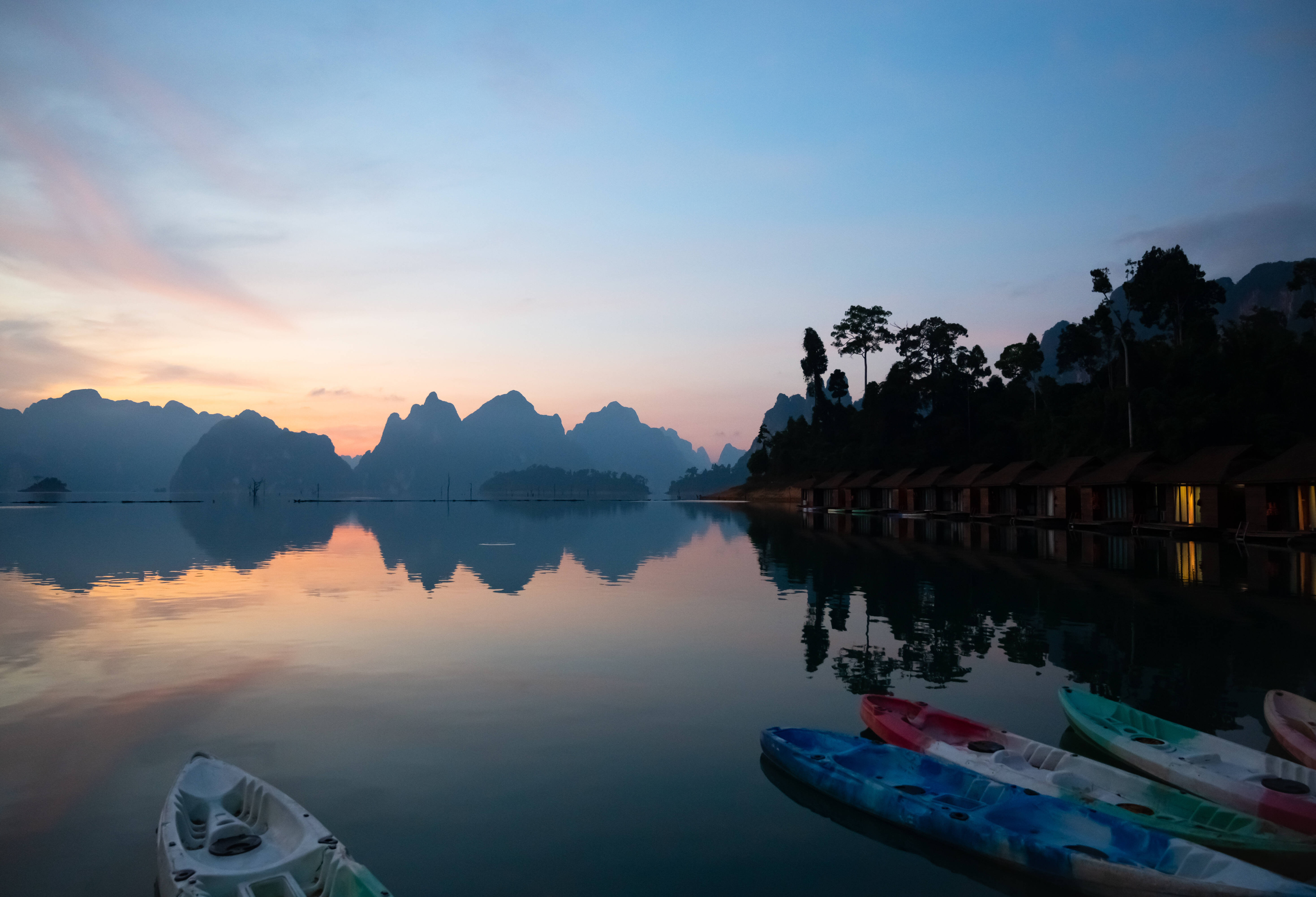 Zonsopgang over Cheow Larn Lake Khao Sok