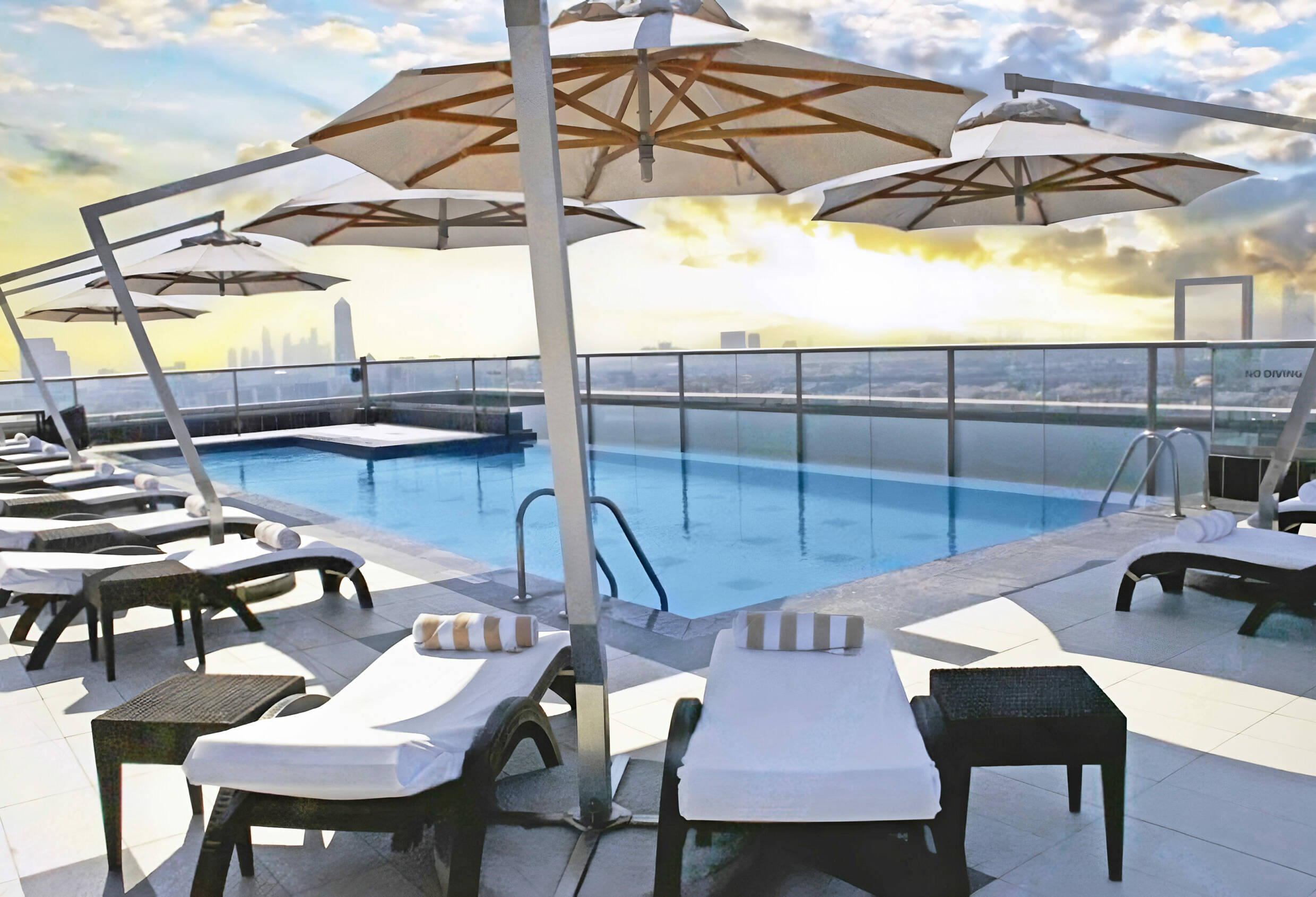 Dubai Emiraten Park Regis Kris Kin Hotel Zwembad