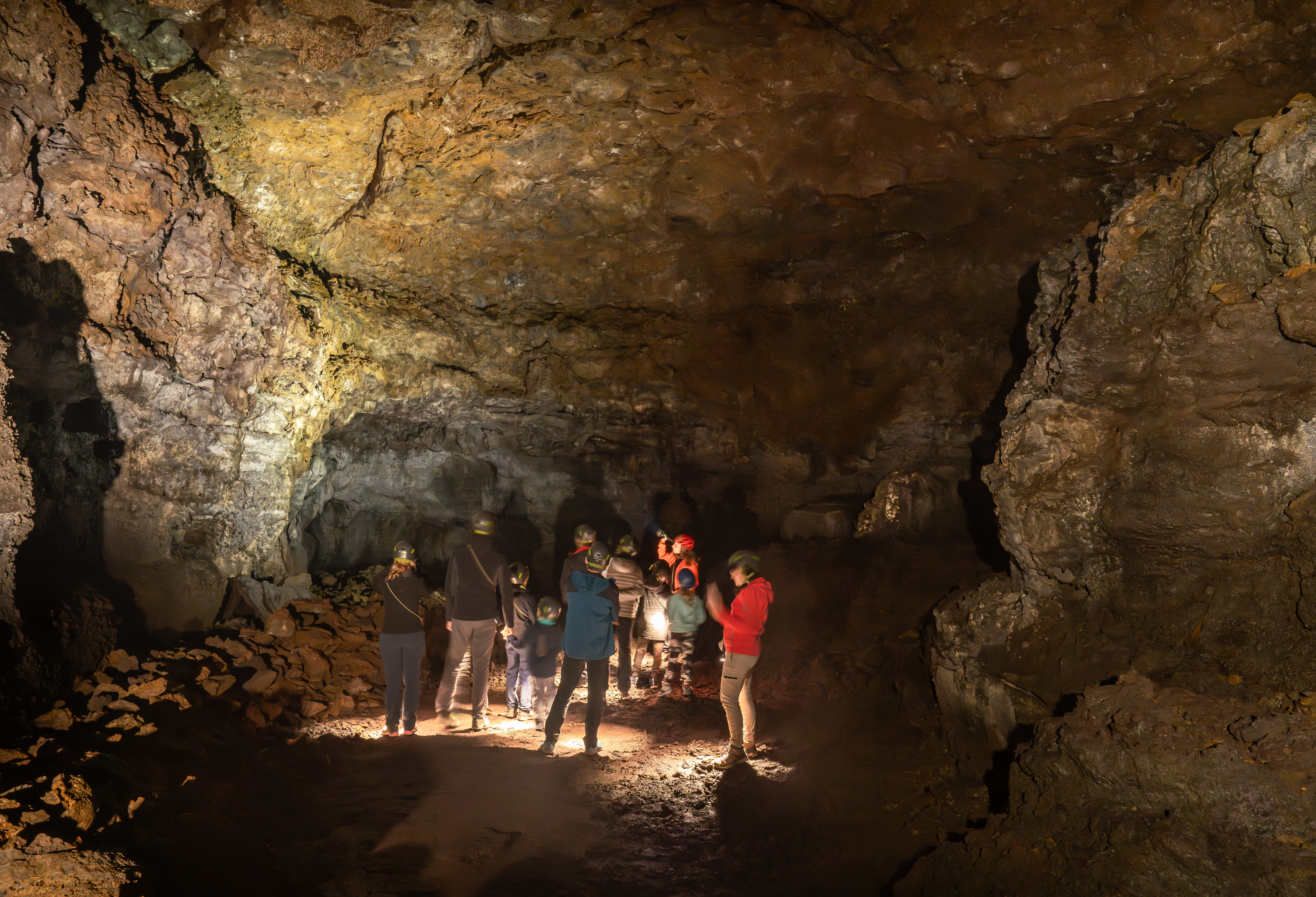 IJsland-Snæfellsnes-Vatnshellir-lava-cave-gids-geeft-uitleg