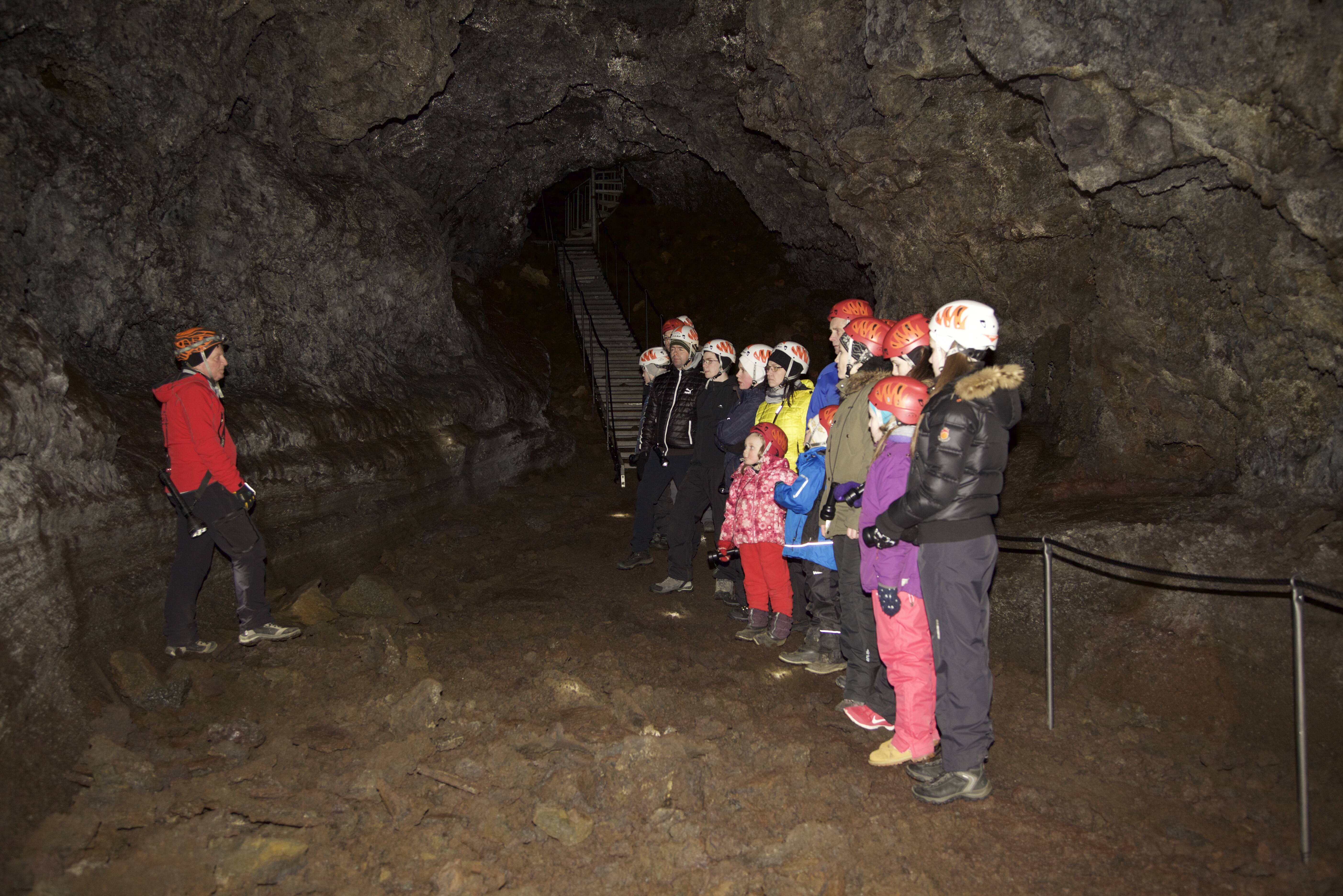 IJsland-Snæfellsnes-Vatnshellir-lava-cave-gids-geeft-uitleg-2
