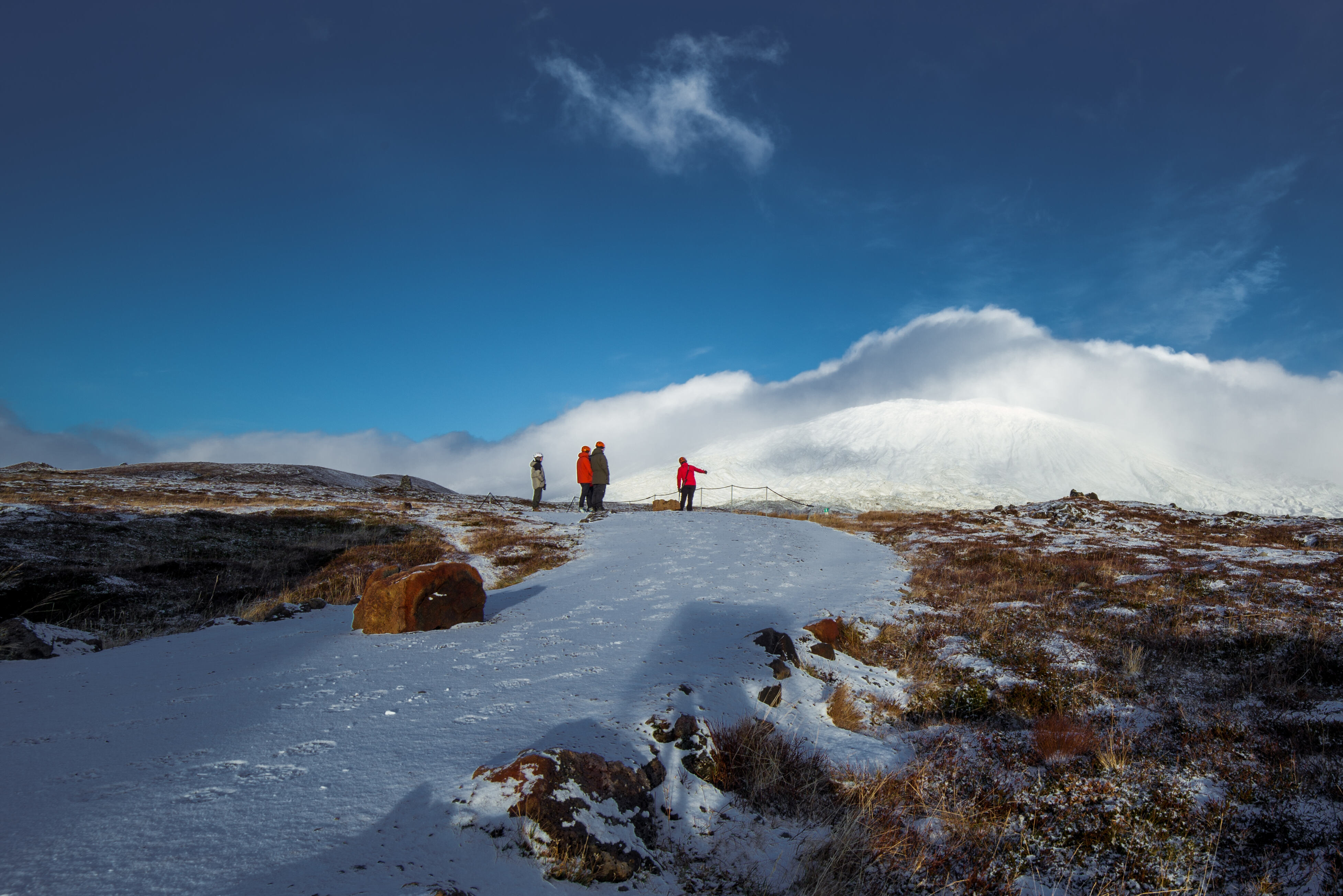 IJsland-Snæfellsnes-Vatnshellir-lava-cave-uitzicht-buiten