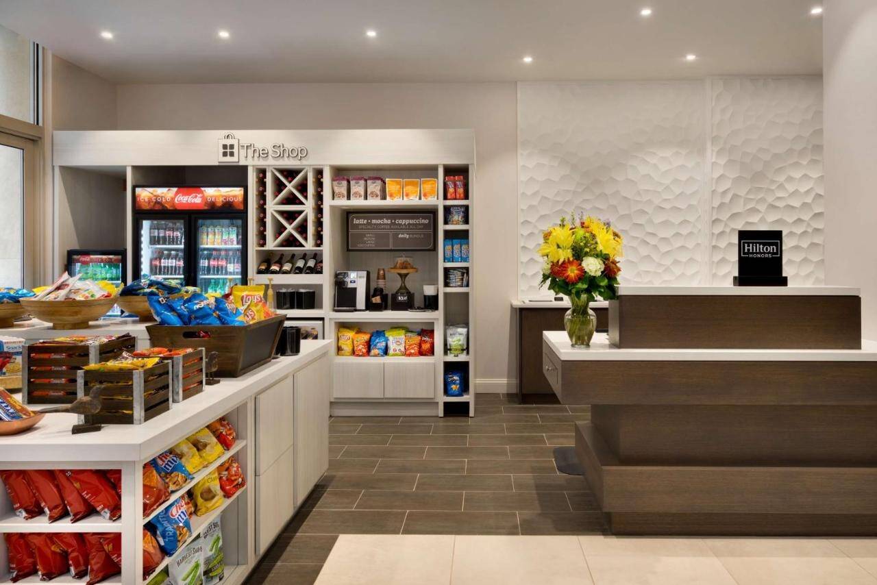 Amerika Hilton Garden Inn New York Times Square South Shop