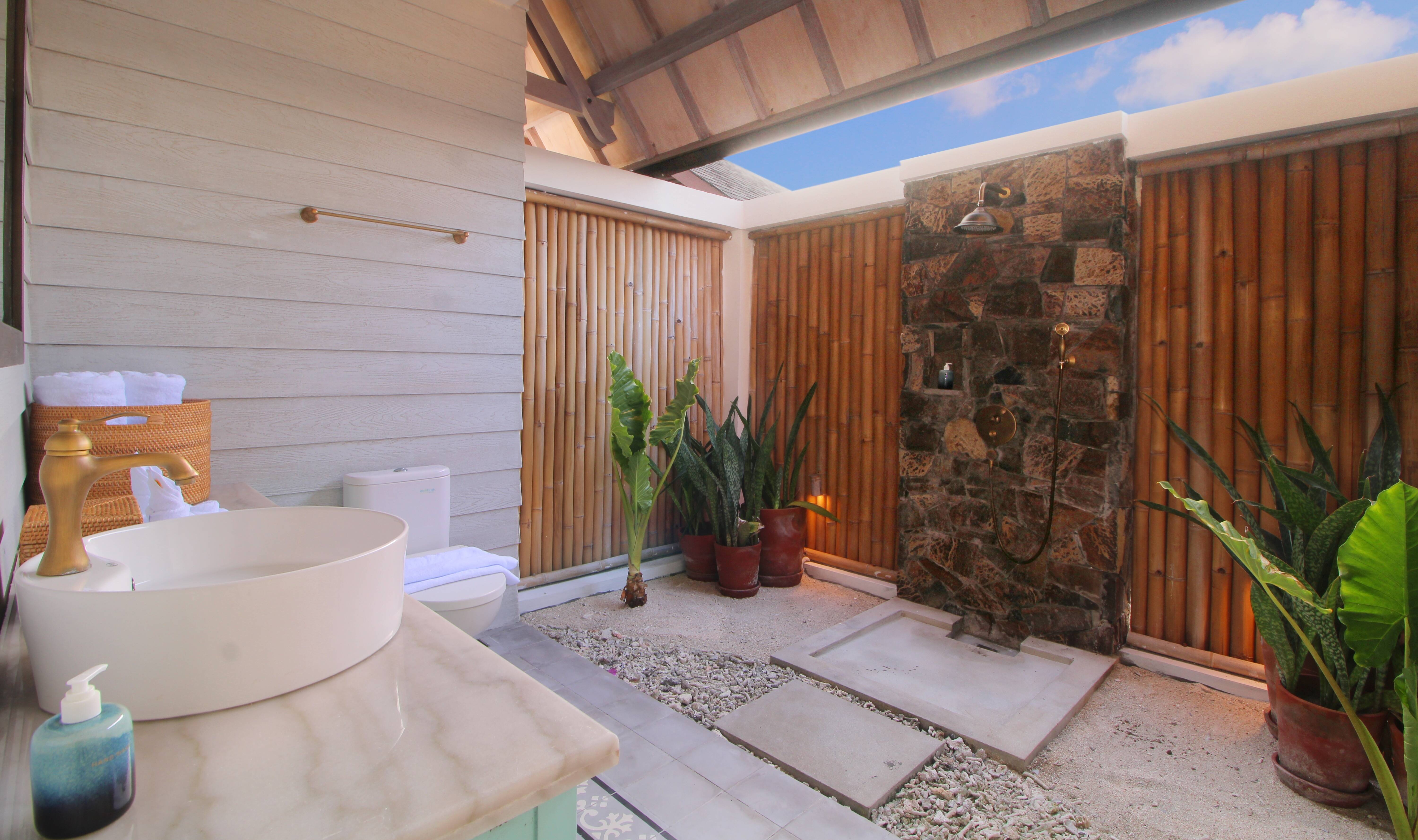 Badkamer van de Suite Garden View in het Kardia Resort op Gili Trawangan in Indonesie