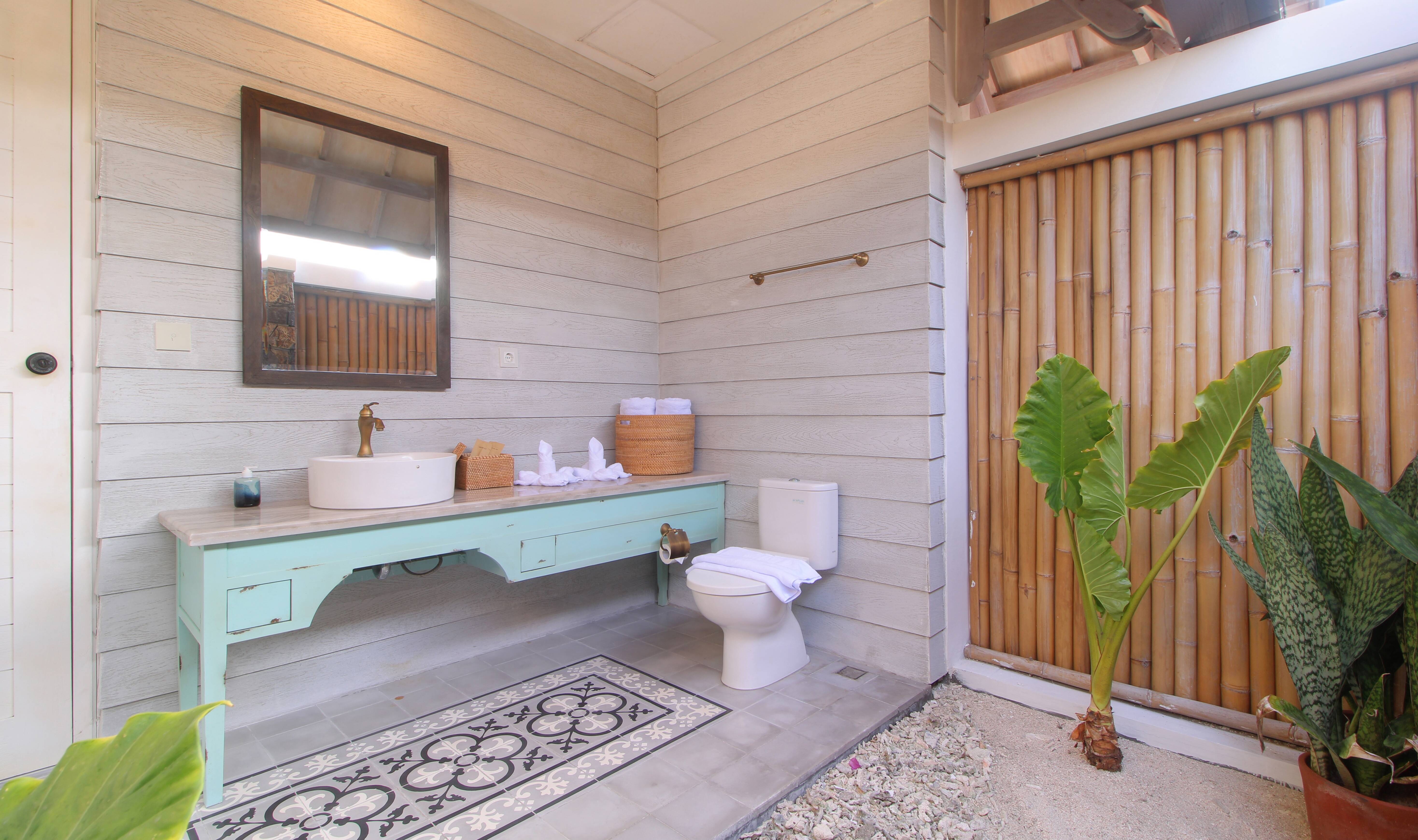 Badkamer van de Suite Garden View in het Kardia Resort op Gili Trawangan in Indonesie