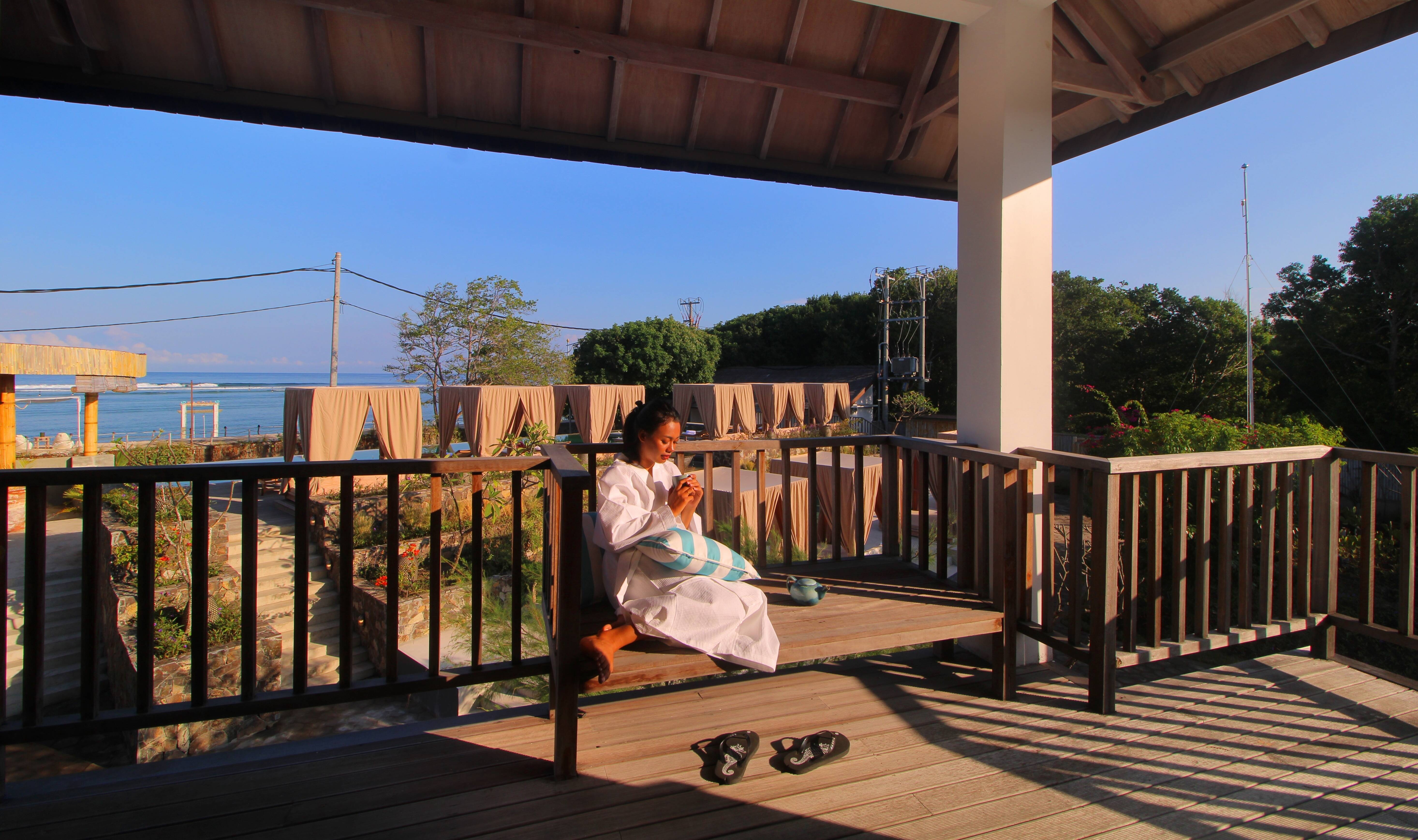 Balkon van de Suite Ocean View in het Kardia Resort op Gili Trawangan in Indonesie