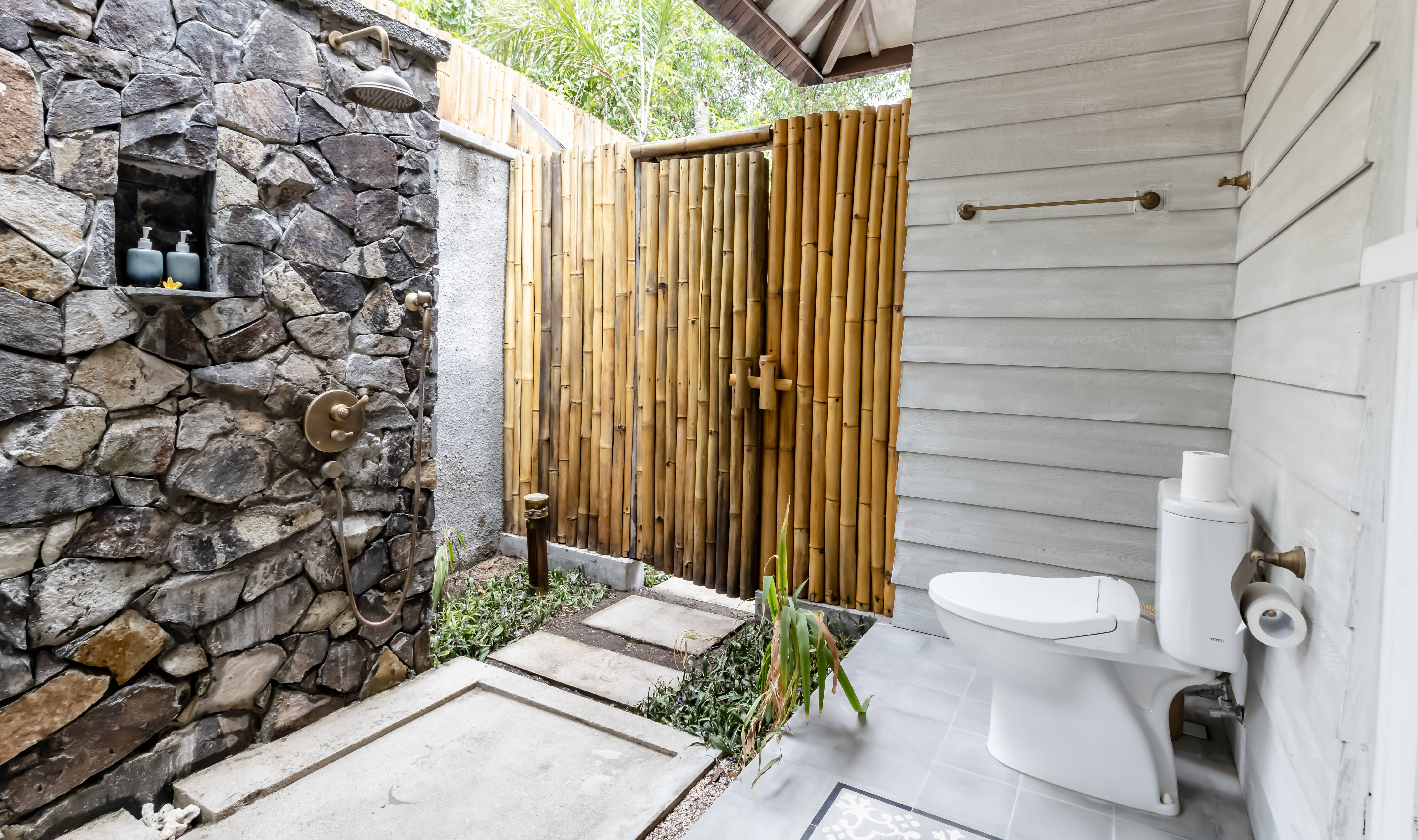 Halfopen badkamer in de One Bedroom Private Pool Villa in het Kardia Resort op Gili Trawangan in Indonesie