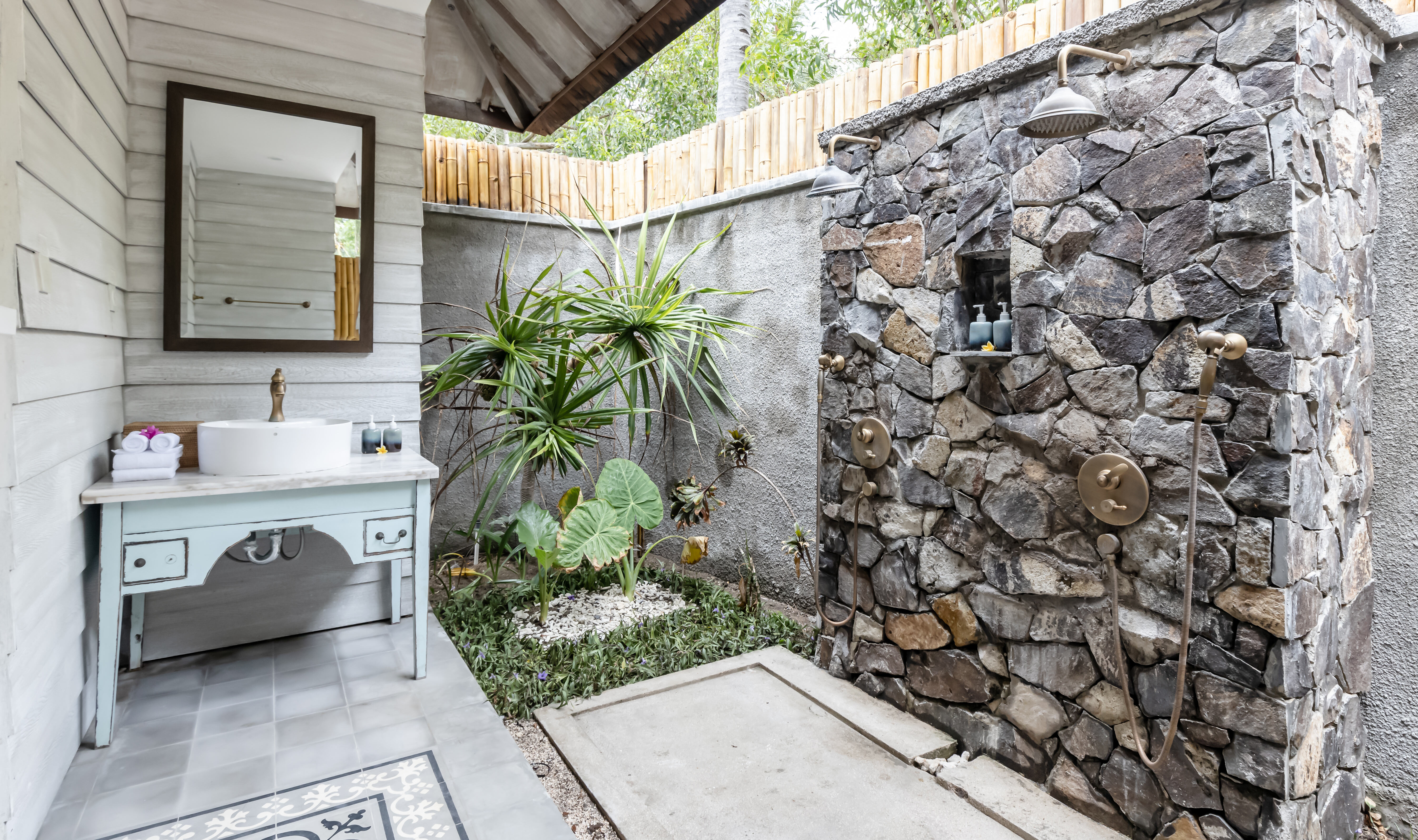 Halfopen badkamer in de One Bedroom Private Pool Villa in het Kardia Resort op Gili Trawangan in Indonesie