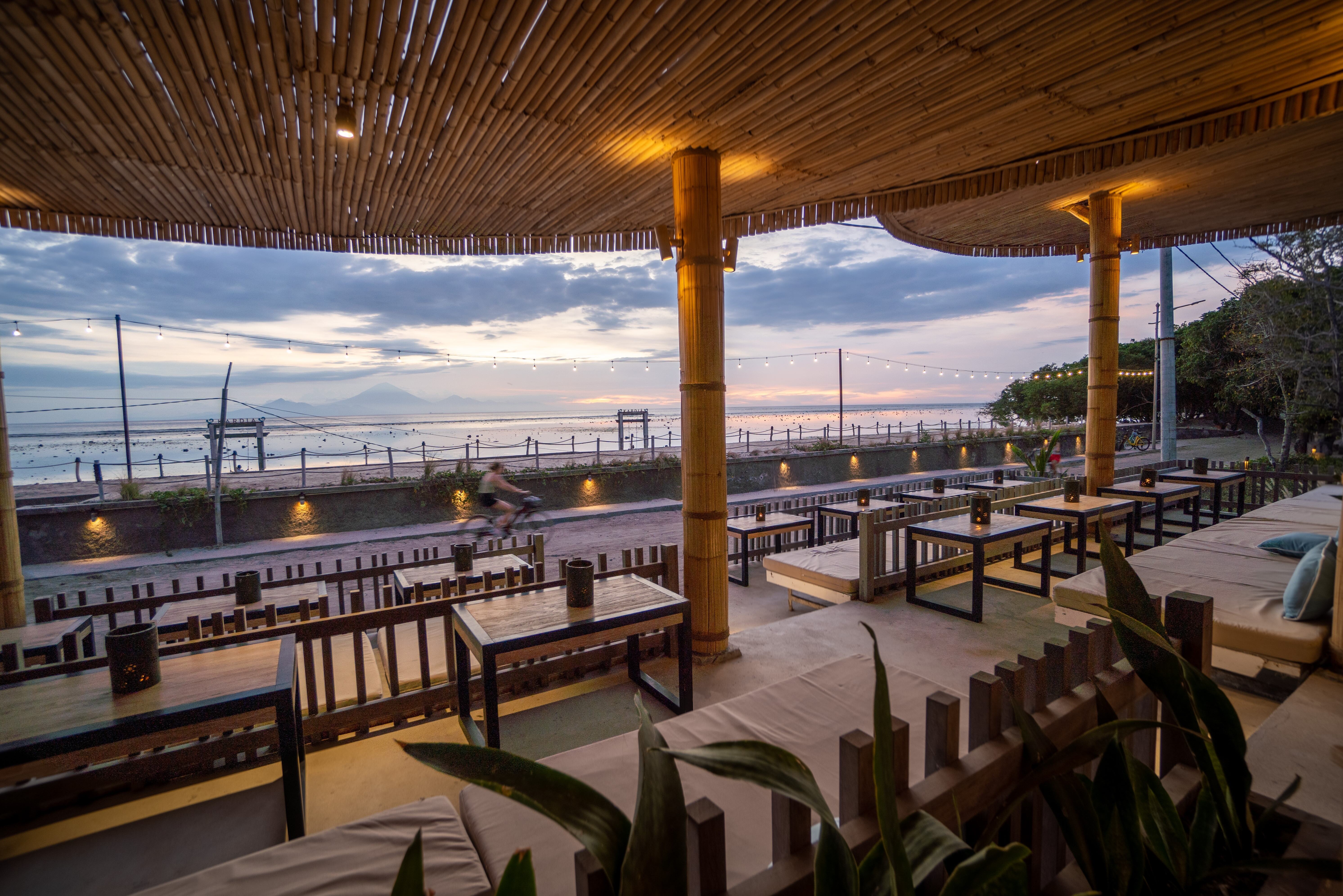 Zonsondergang bekijken vanuit Sendja Restaurant in het Kardia Resort op Gili Trawangan in Indonesie
