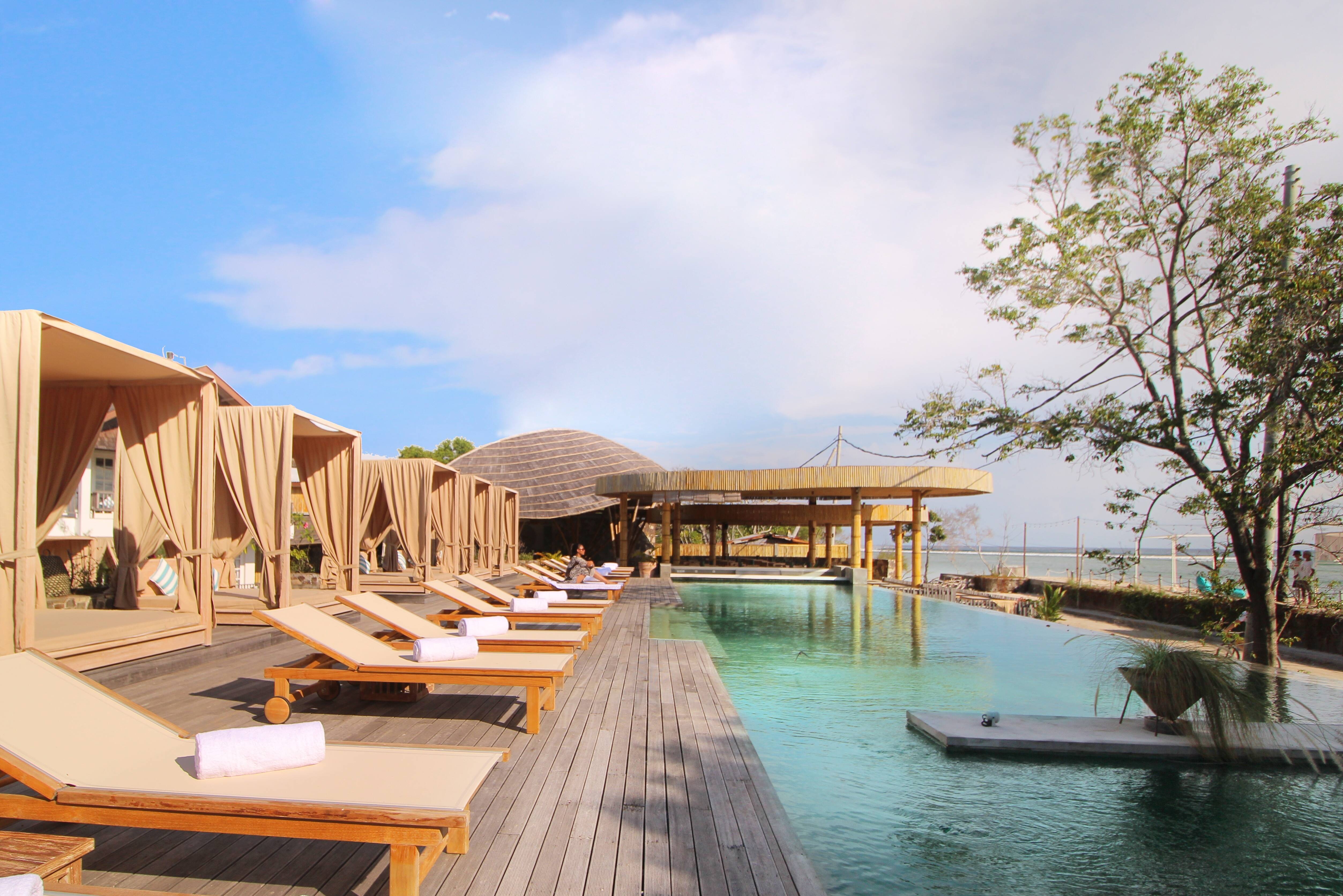 Zwembad met poolbar in het Kardia Resort op Gili Trawangan in Indonesie