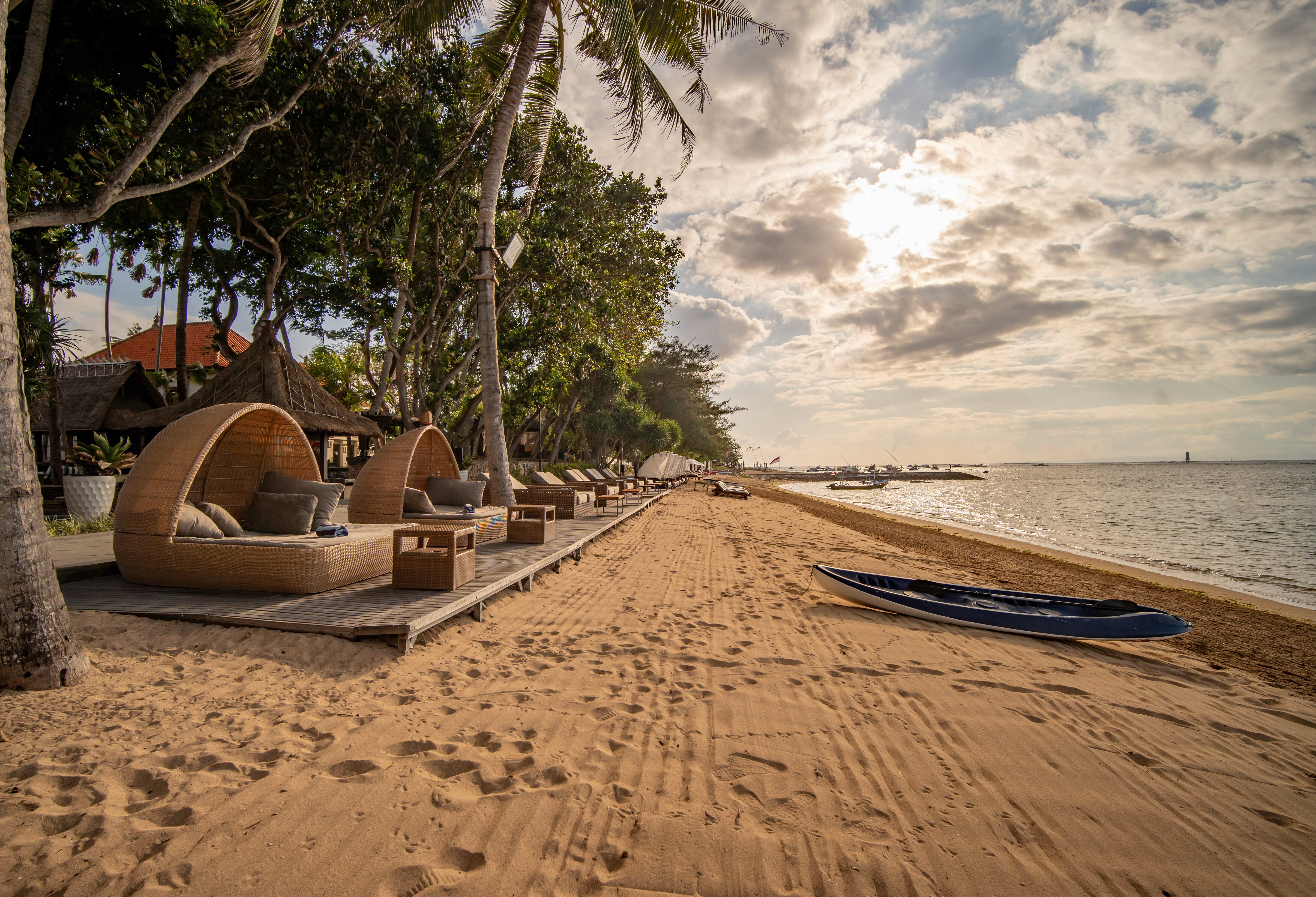 Strand met ligbedjes van het Puri Santrian in Sanur op Bali