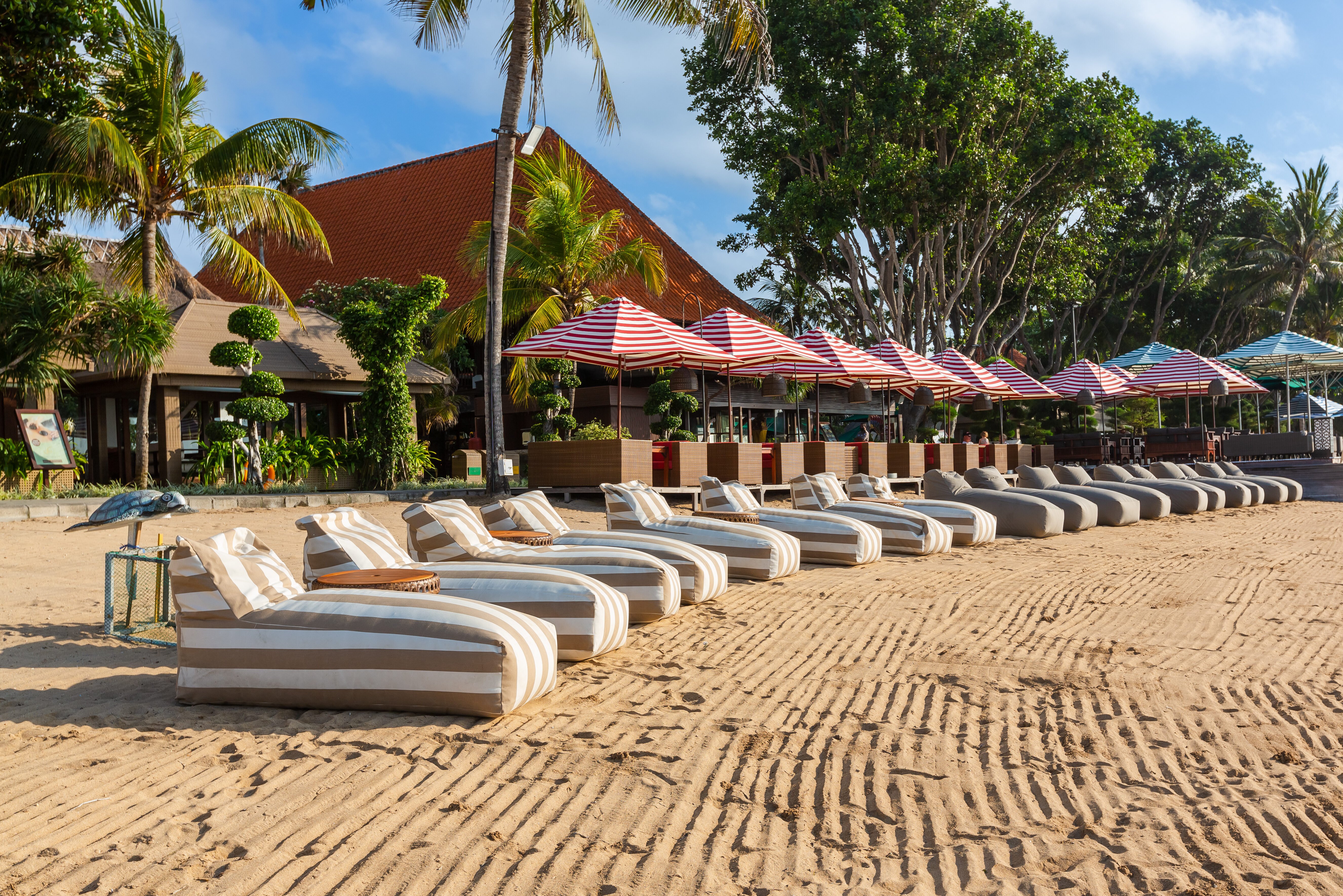 Ligzakken op het strand bij het Puri Santrian in Sanur op Bali