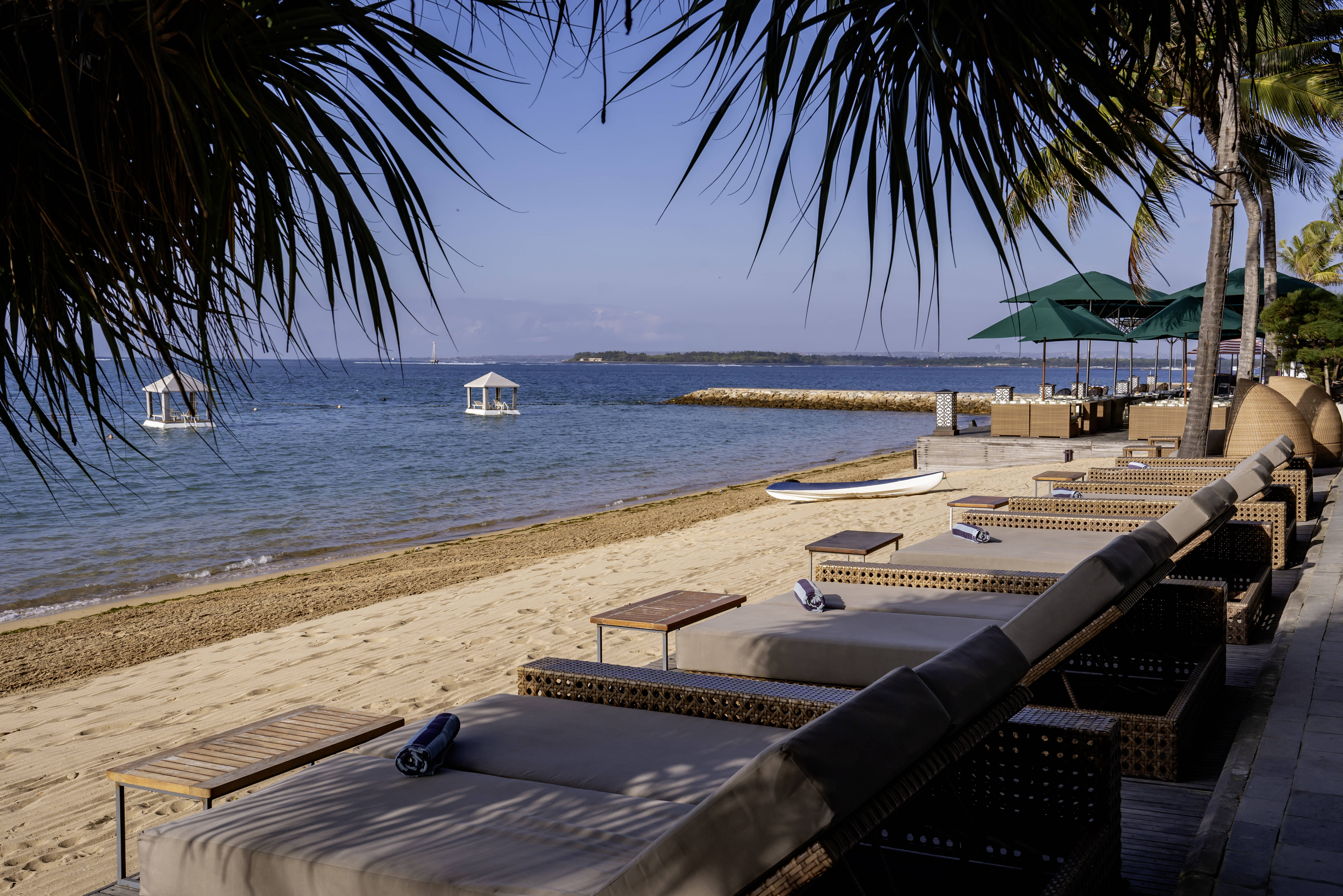 Strandbedjes op het strand bij het Puri Santrian in Sanur op Bali