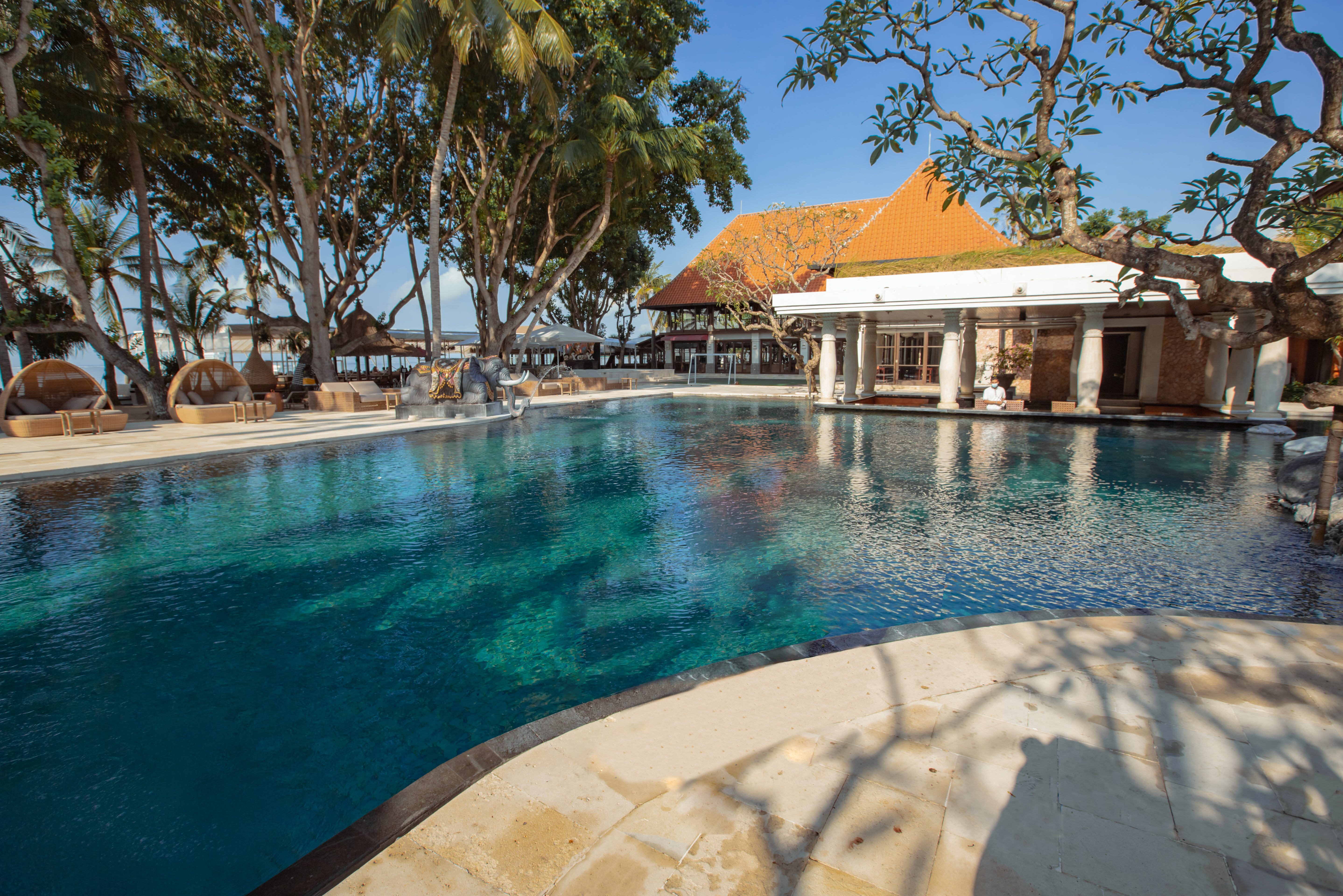 Hoofdzwembad van het Puri Santrian in Sanur op Bali