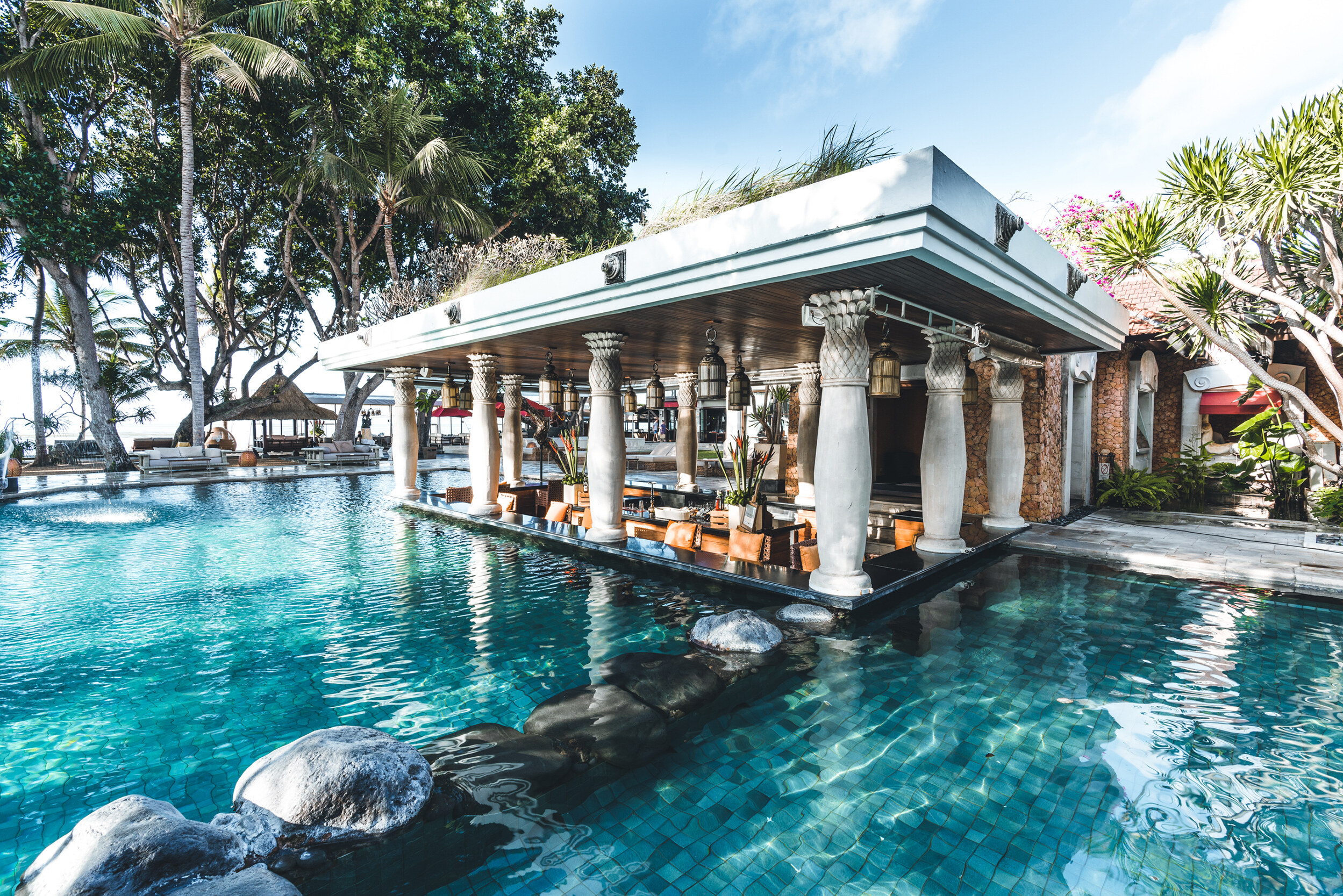 Hoofdzwembad met poolbar in het Puri Santrian in Sanur op Bali