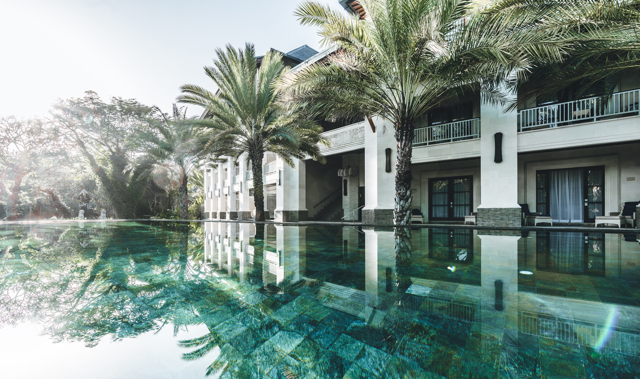 Premier Deluxe gebouw en zwembad in het Puri Santrian in Sanur op Bali