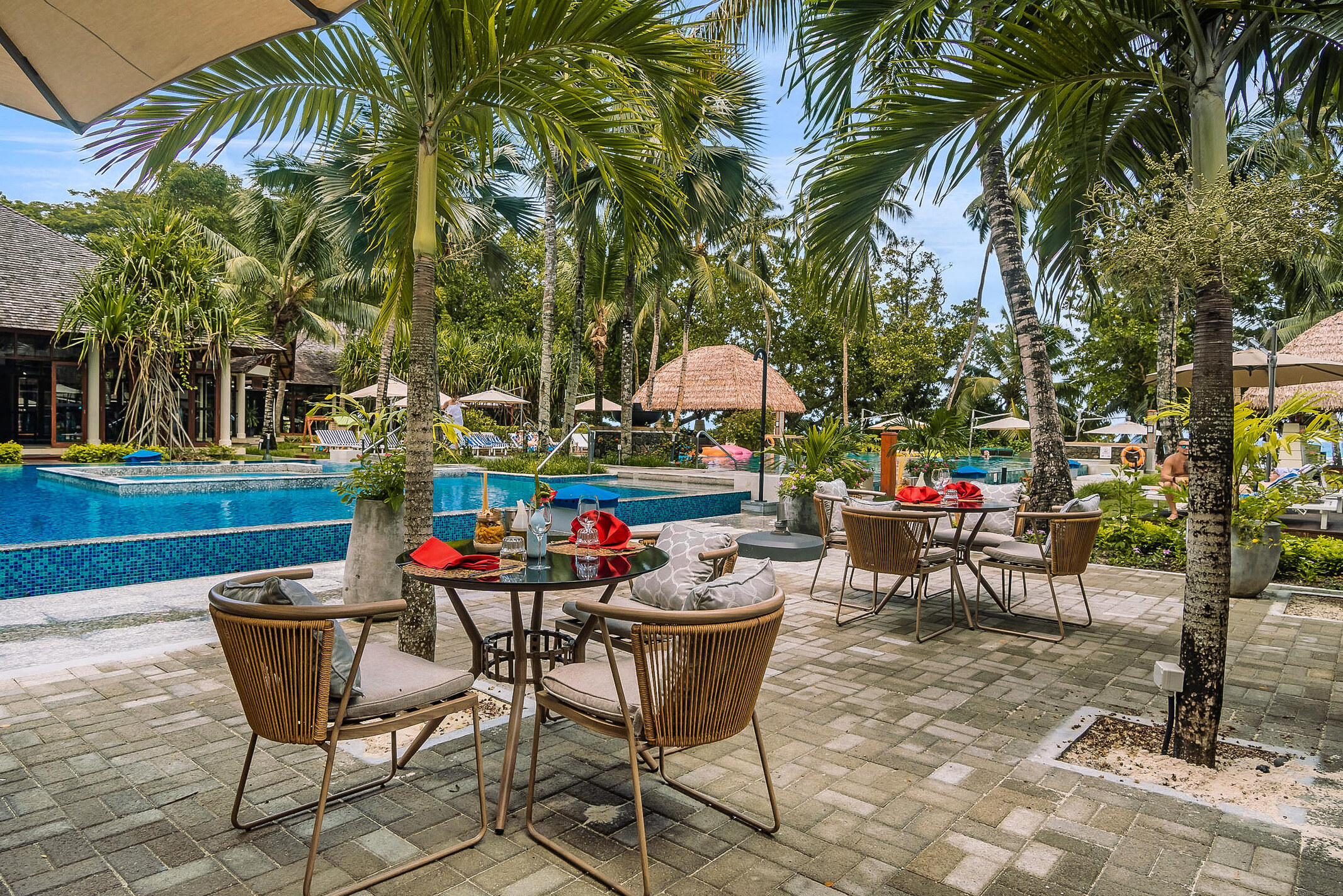 Hilton Labriz Silhouette restaurant zwembad