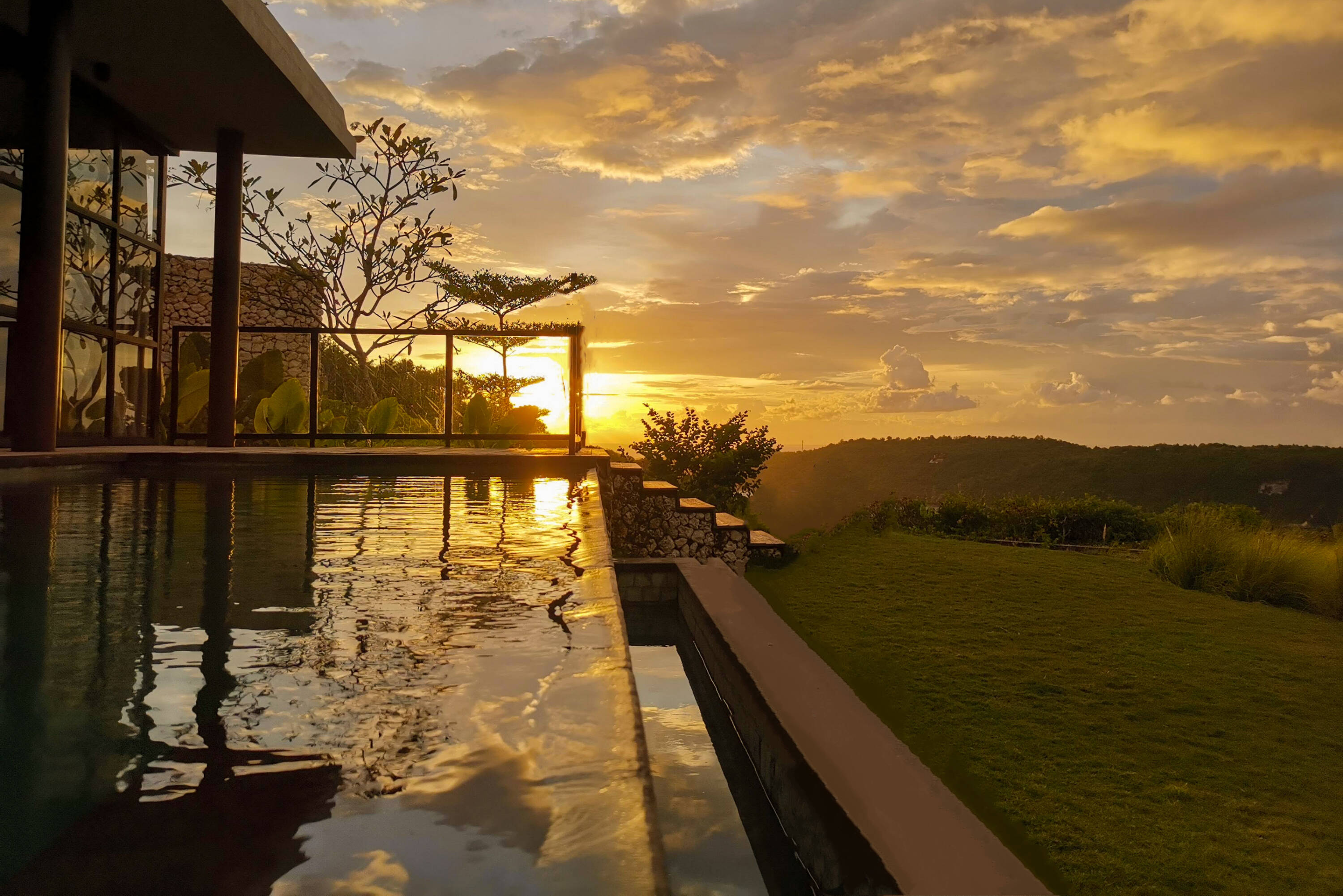 Uitzicht vanaf de villa bij zonsondergang in het MAUA Nusa Penida bij Bali in Indonesie