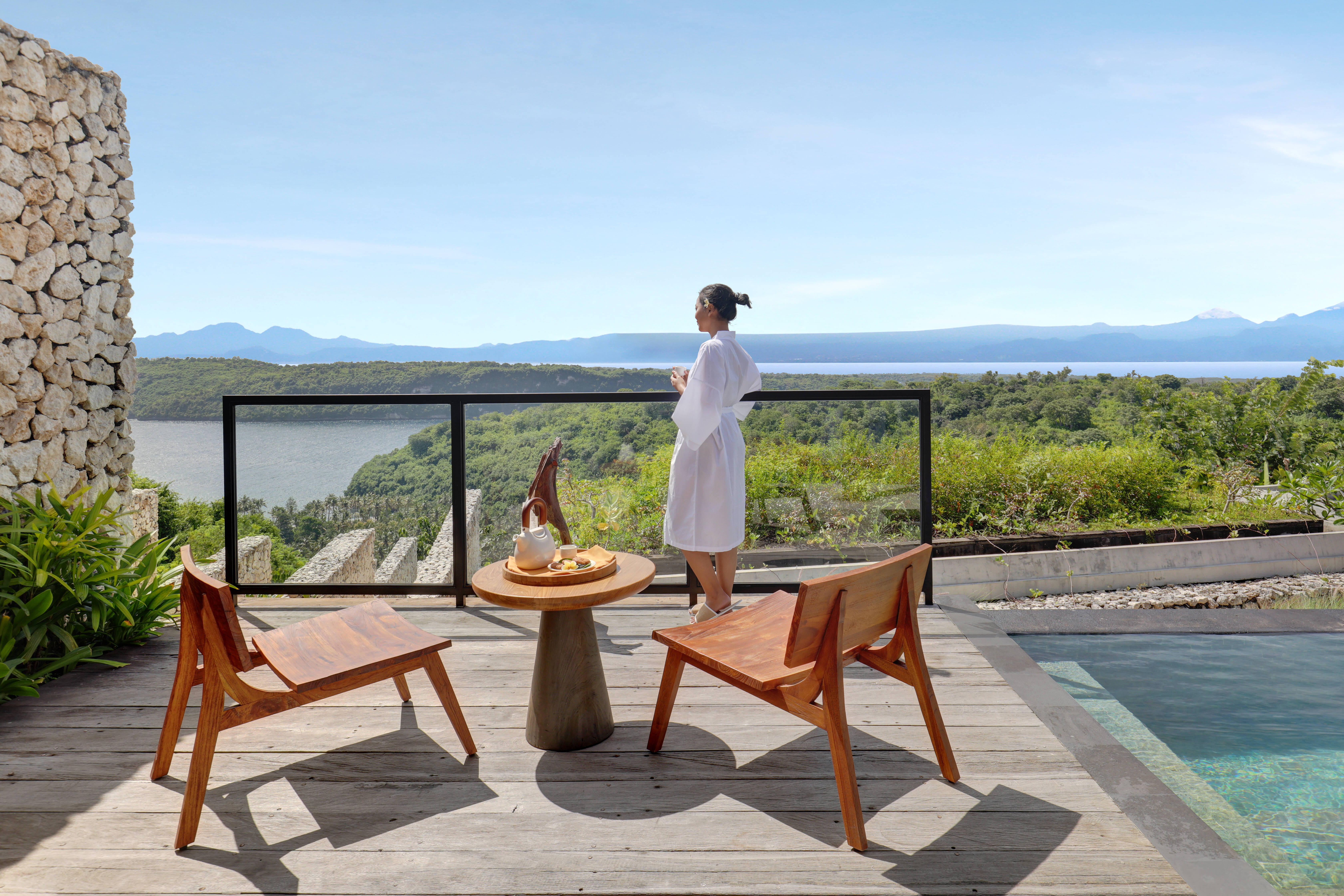 Terras van de Spa in het MAUA Nusa Penida bij Bali in Indonesie