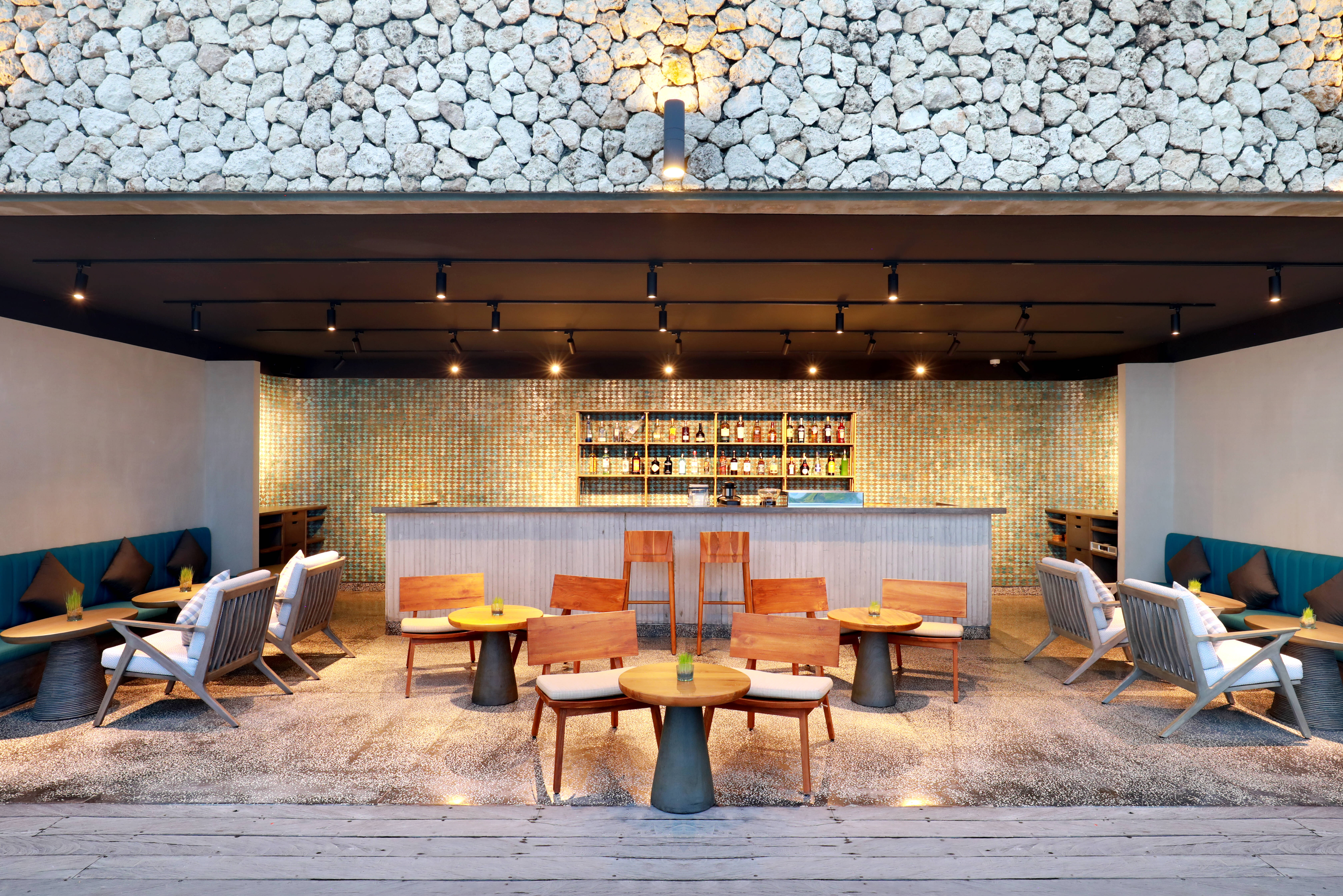 Aroha Bar in het MAUA Nusa Penida bij Bali in Indonesie