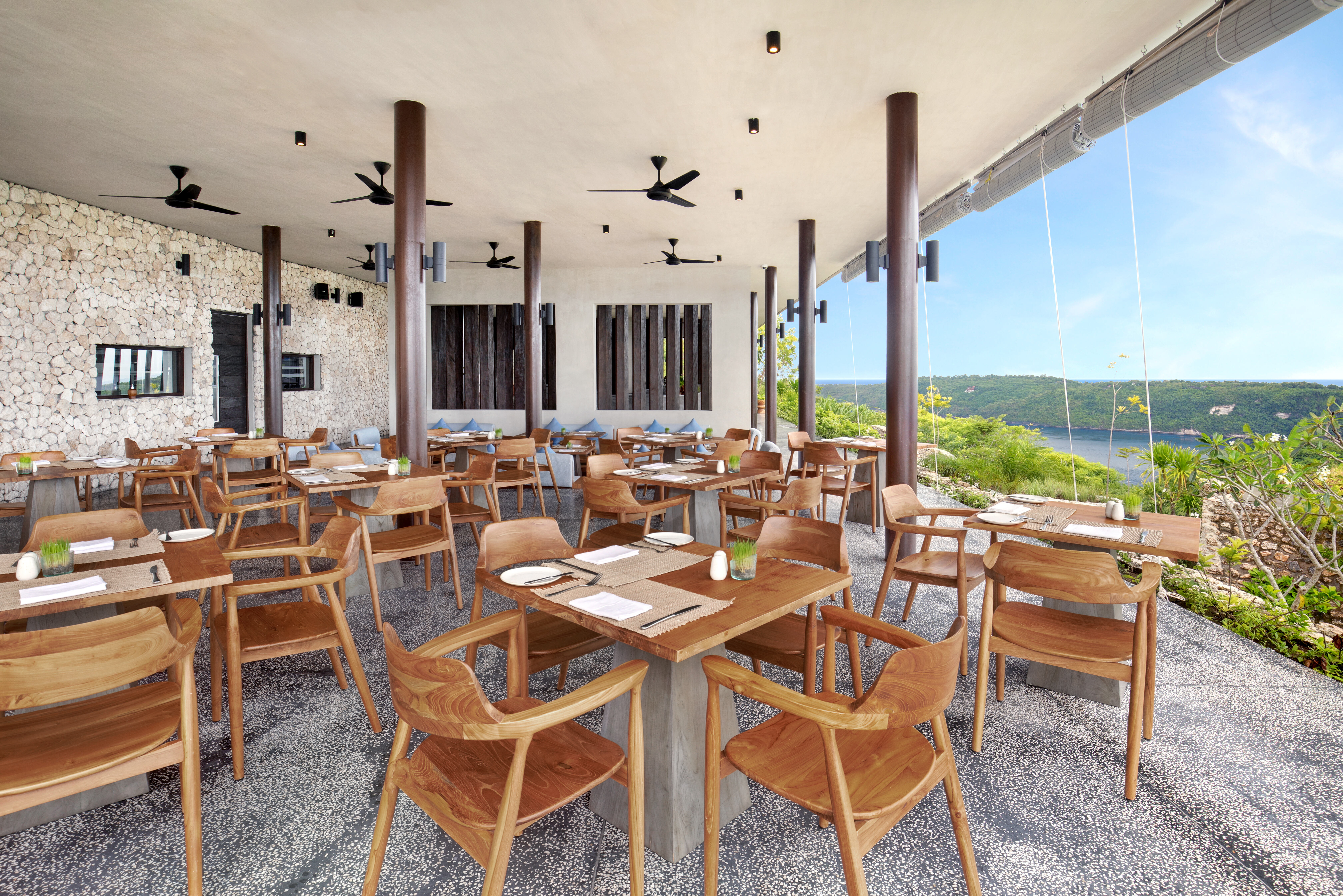 Kowhai Restaurant in het MAUA Nusa Penida bij Bali in Indonesie