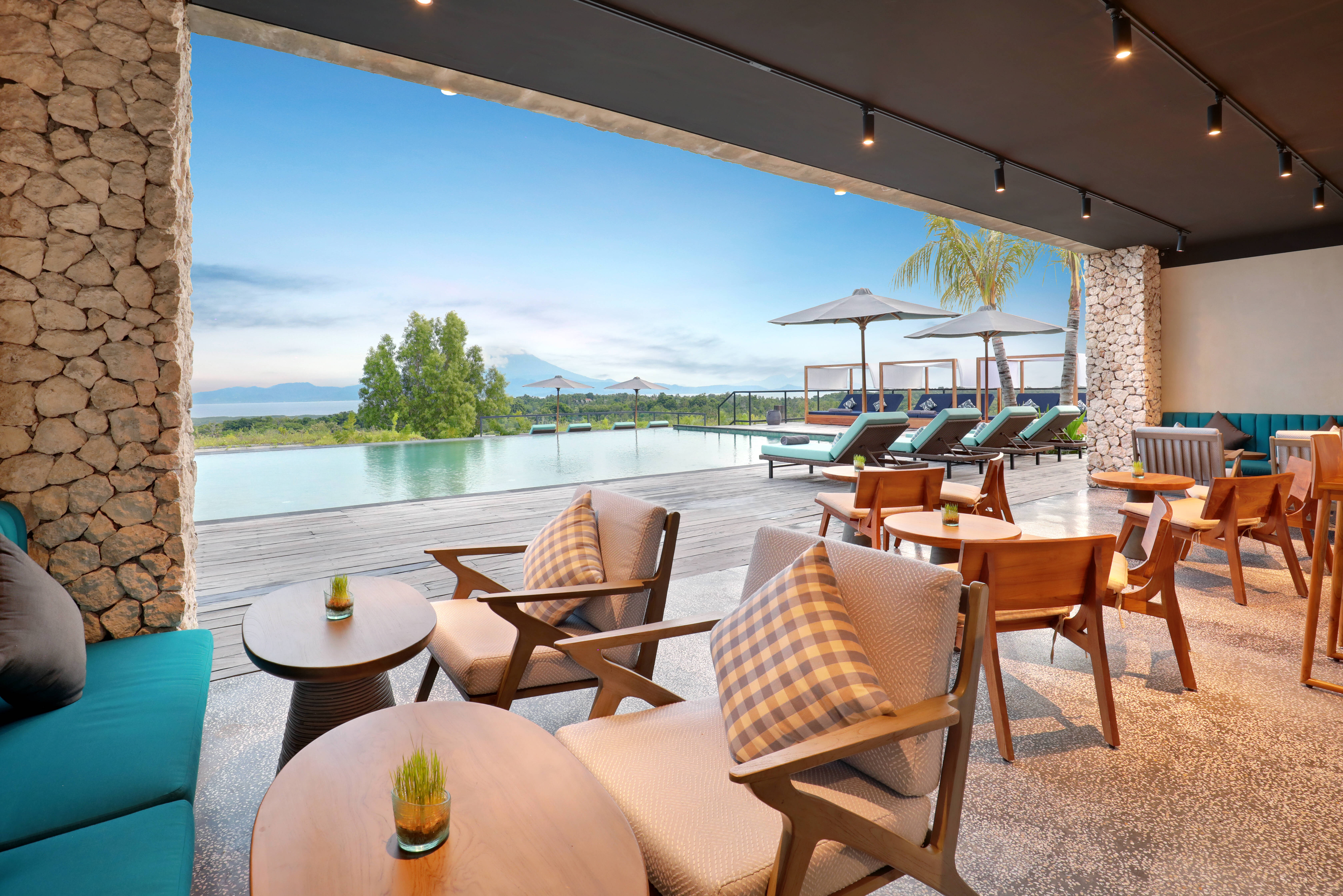 Uitzicht vanuit de Aroha Bar in het MAUA Nusa Penida bij Bali in Indonesie