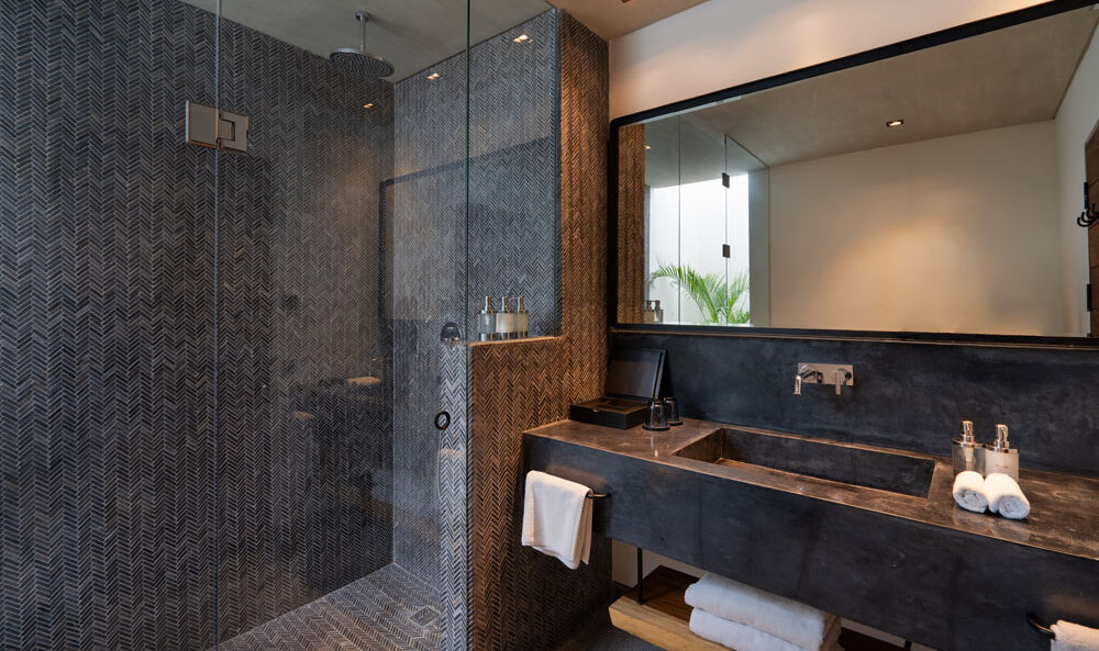 Badkamer van de Junior Suite in het MAUA Nusa Penida in Indonesie