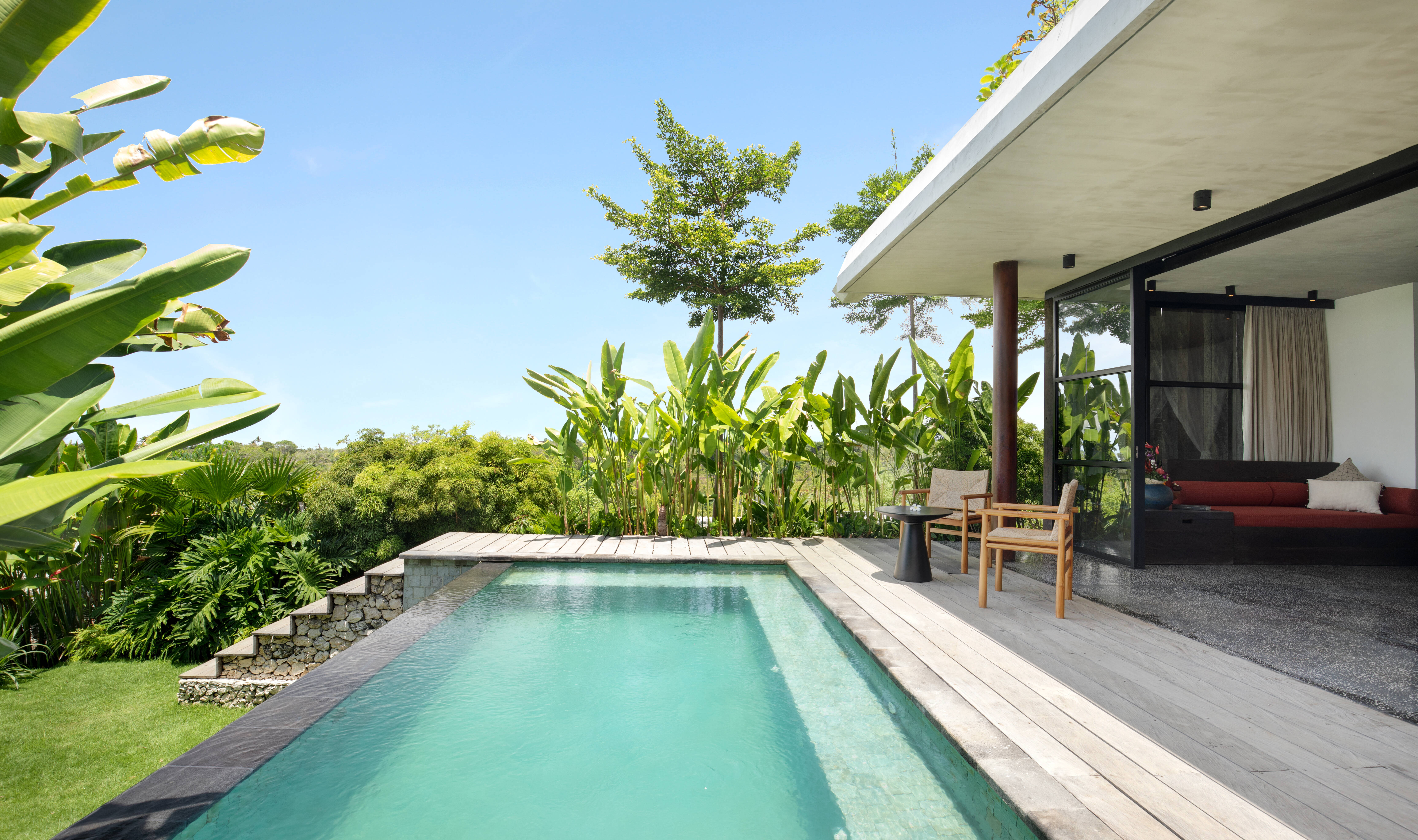 Tuintje met infinity zwembadje van de One Bedroom Luxury Villa in het MAUA Nusa Penida in Indonesie