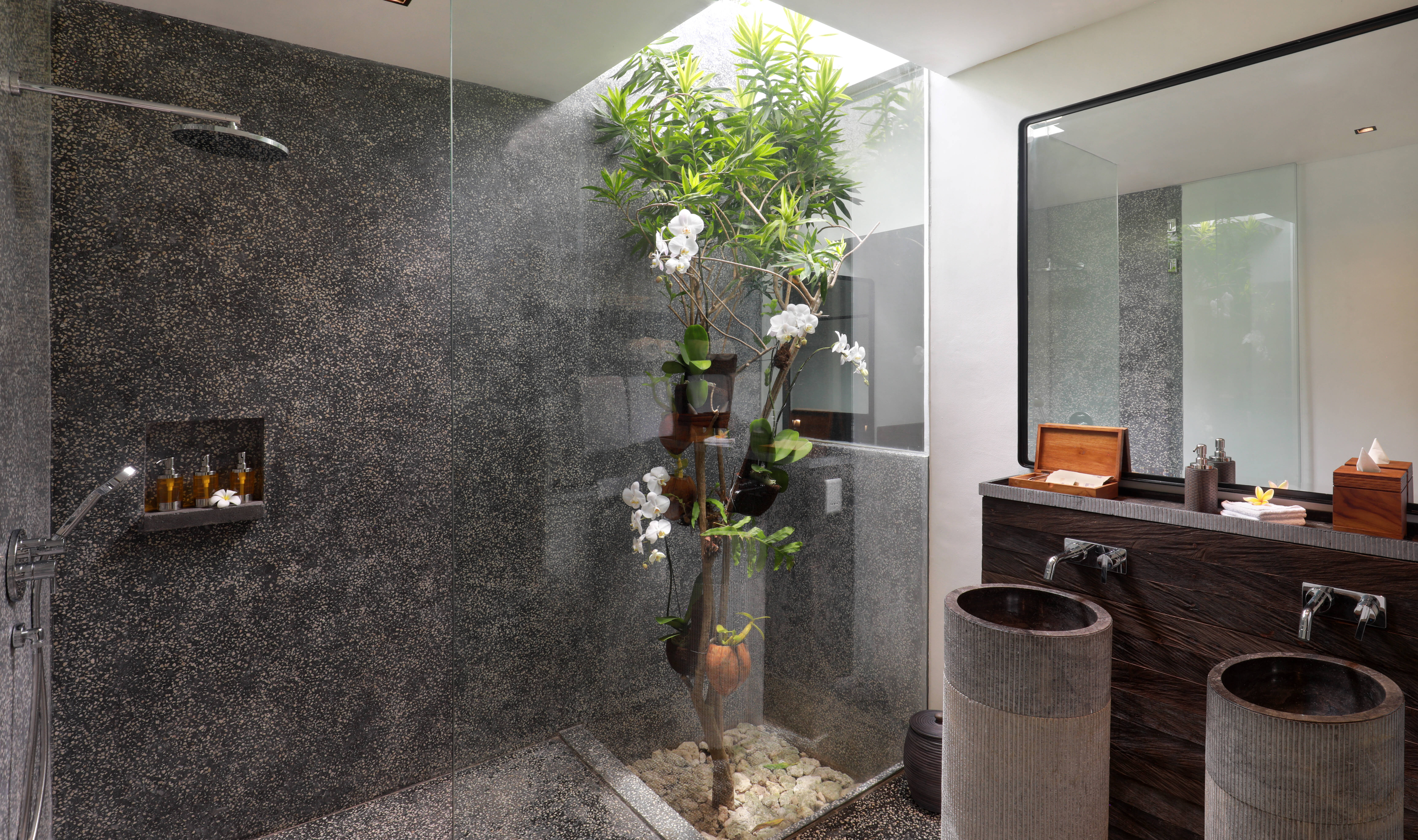 Badkamer van de One Bedroom Luxury Villa in het MAUA Nusa Penida in Indonesie