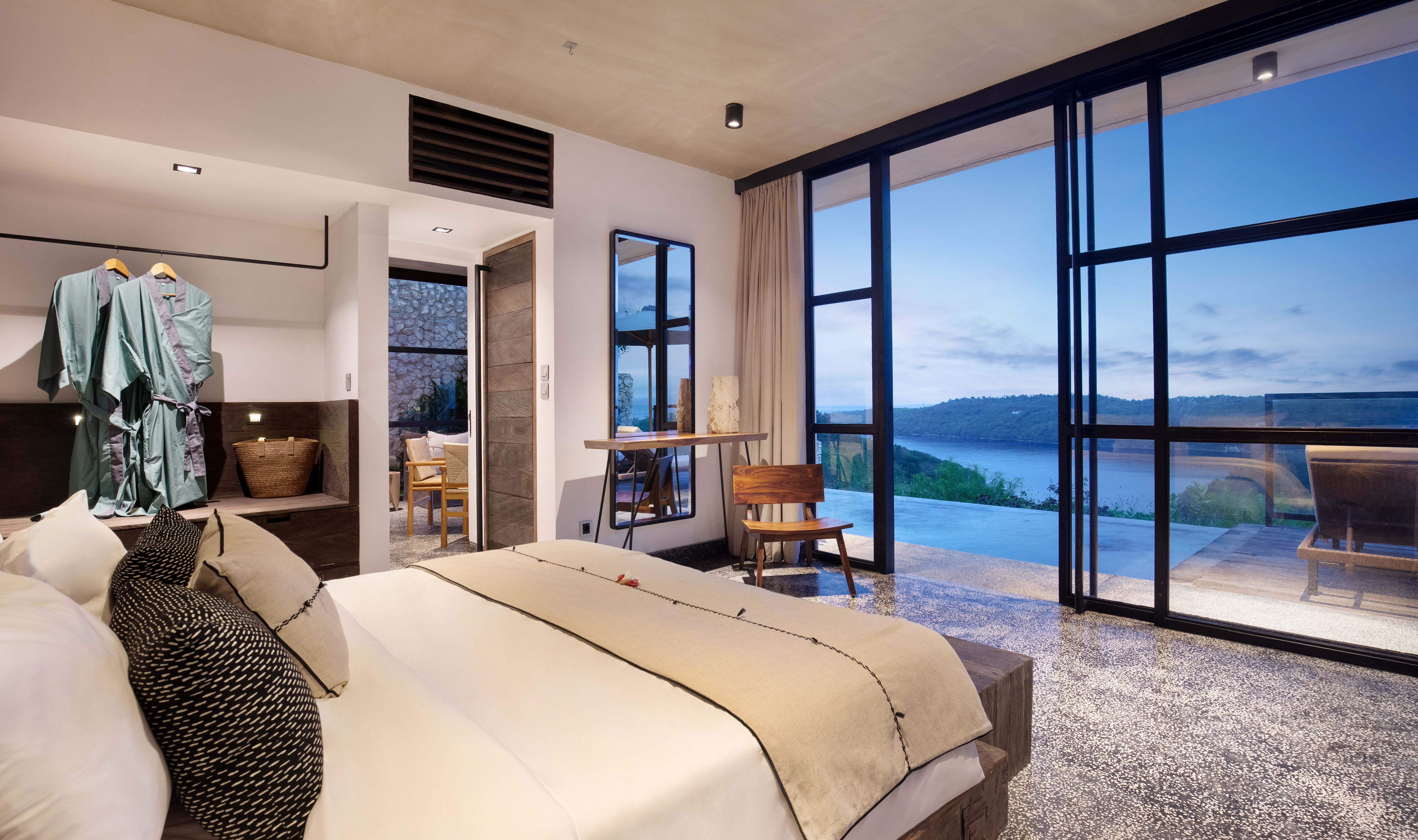 Slaapkamer met uitzicht van de One Bedroom Suite Pool Villa in het MAUA Nusa Penida in Indonesie