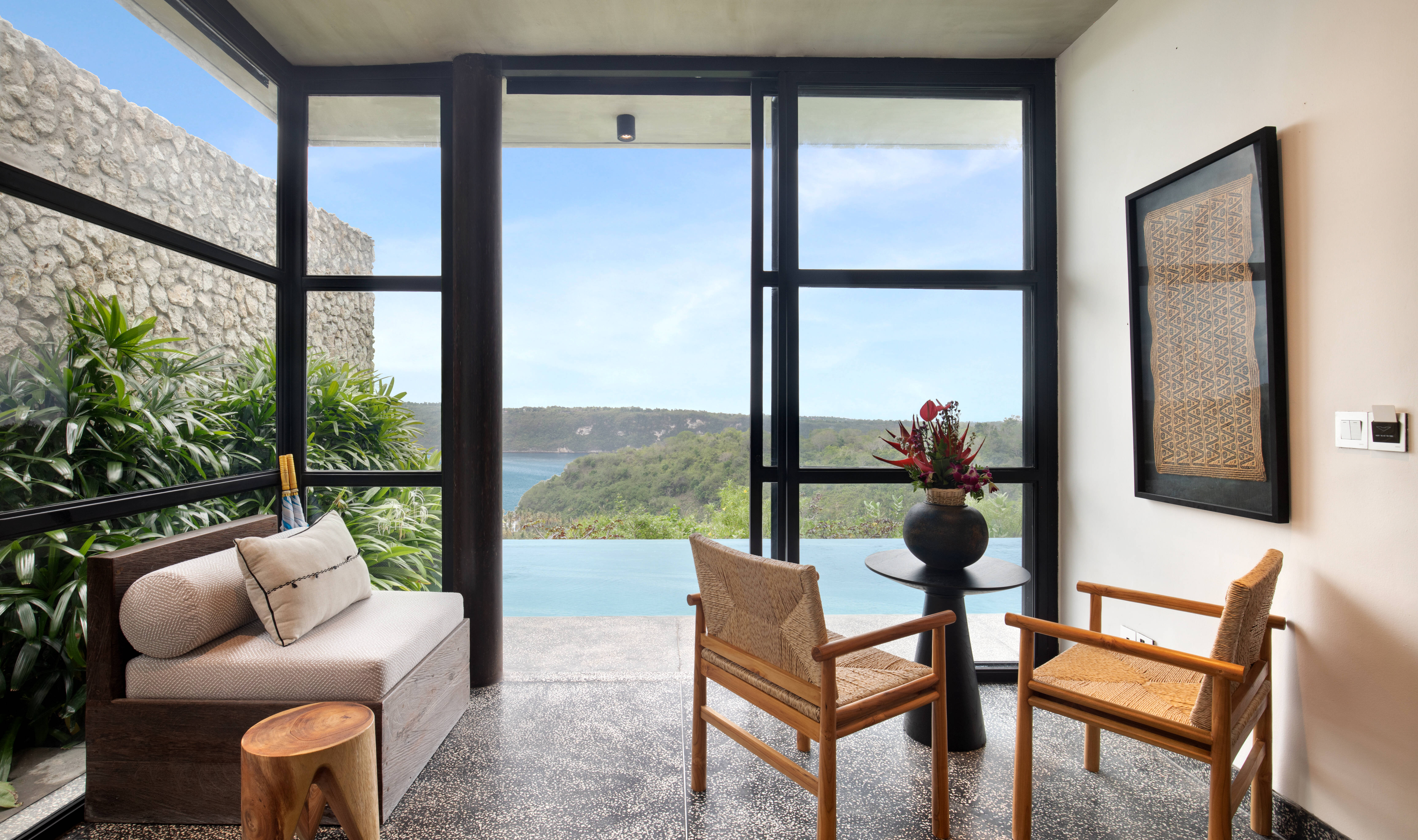 Zitkamertje van de One Bedroom Suite Pool Villa in het MAUA Nusa Penida in Indonesie