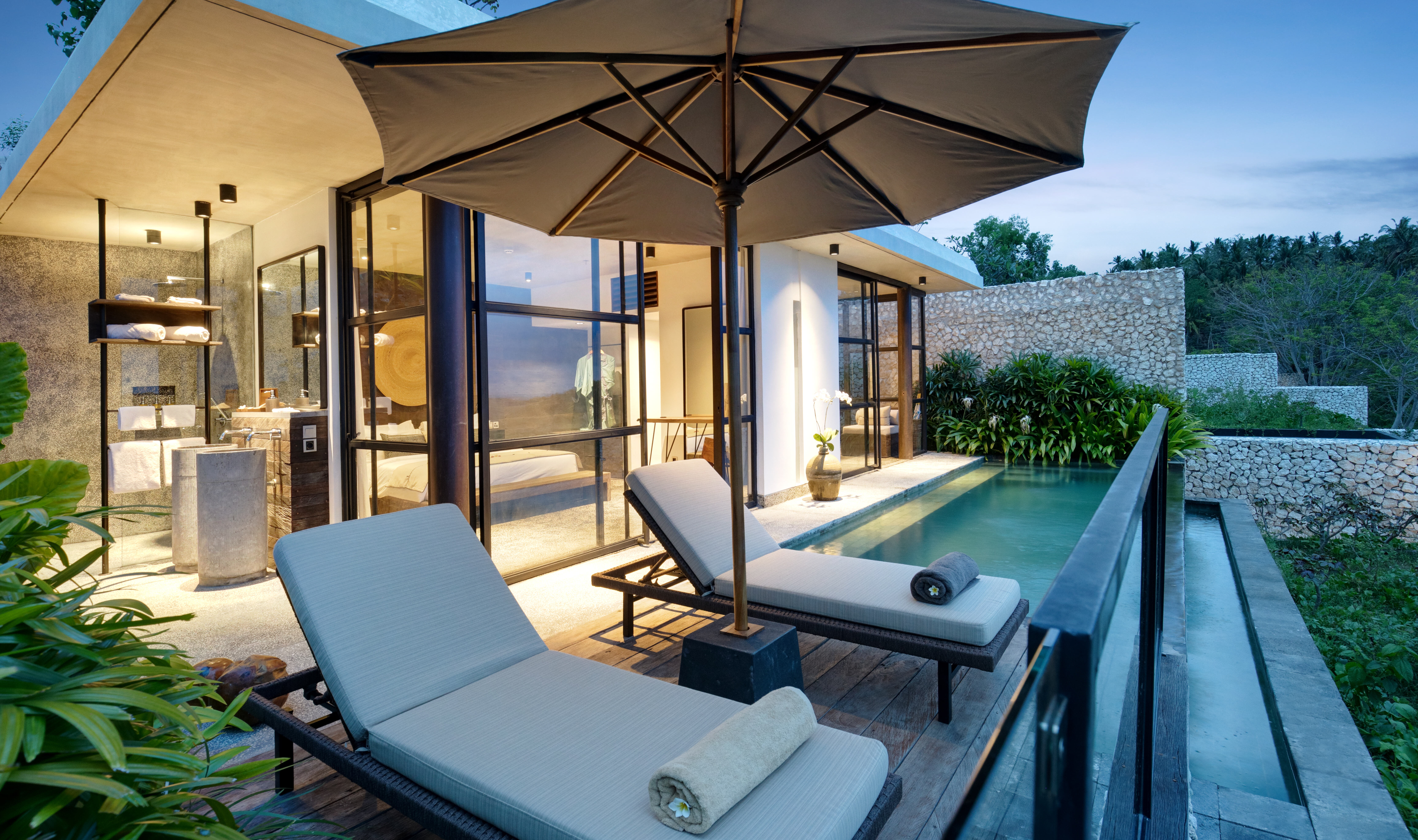 Tuintje en badkamer van de One Bedroom Suite Pool Villa in het MAUA Nusa Penida in Indonesie