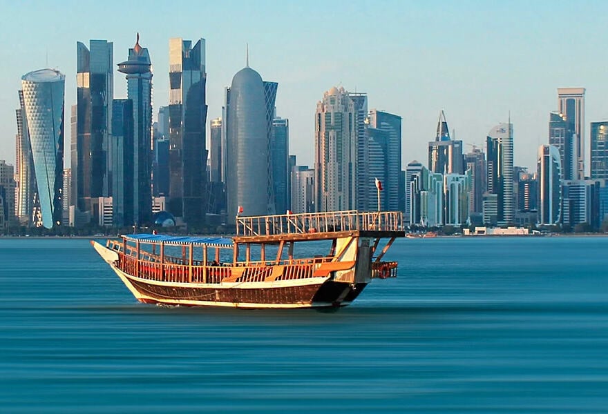 Dhow cruise bij zonsondergang bij Doha in Qatar