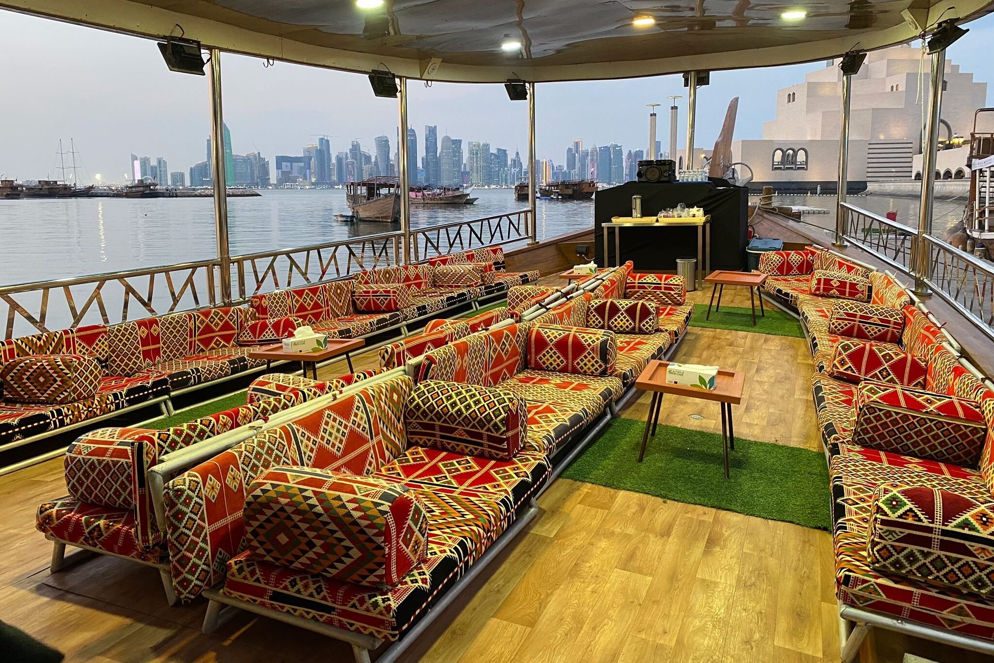 Binnenkant dhow boot tijdens cruise bij zonsondergang langs Doha in Qatar