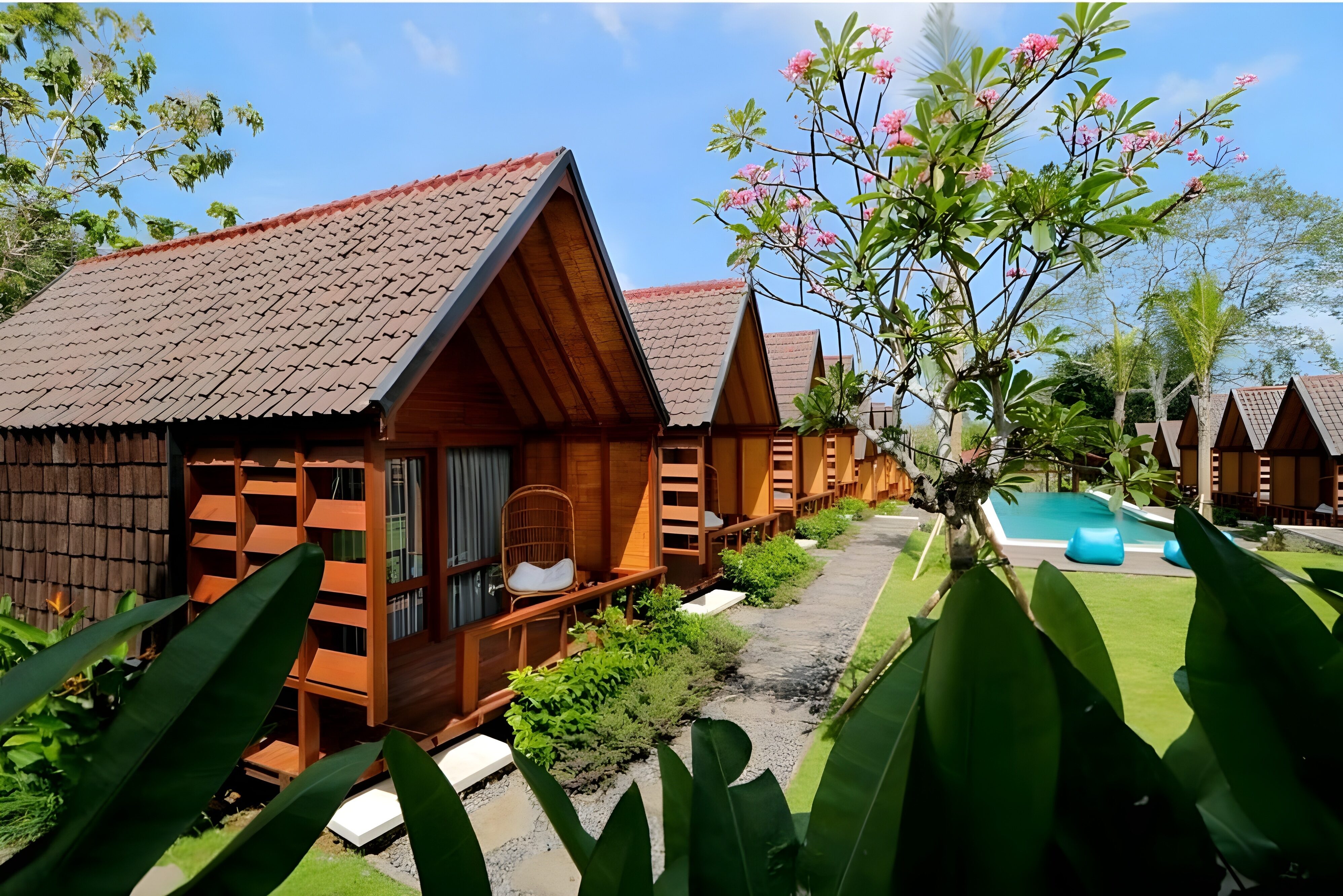 Tuin met de One Bedroom Lodge huisjes in Bingin Lodge in Uluwatu op Bali in Indonesie