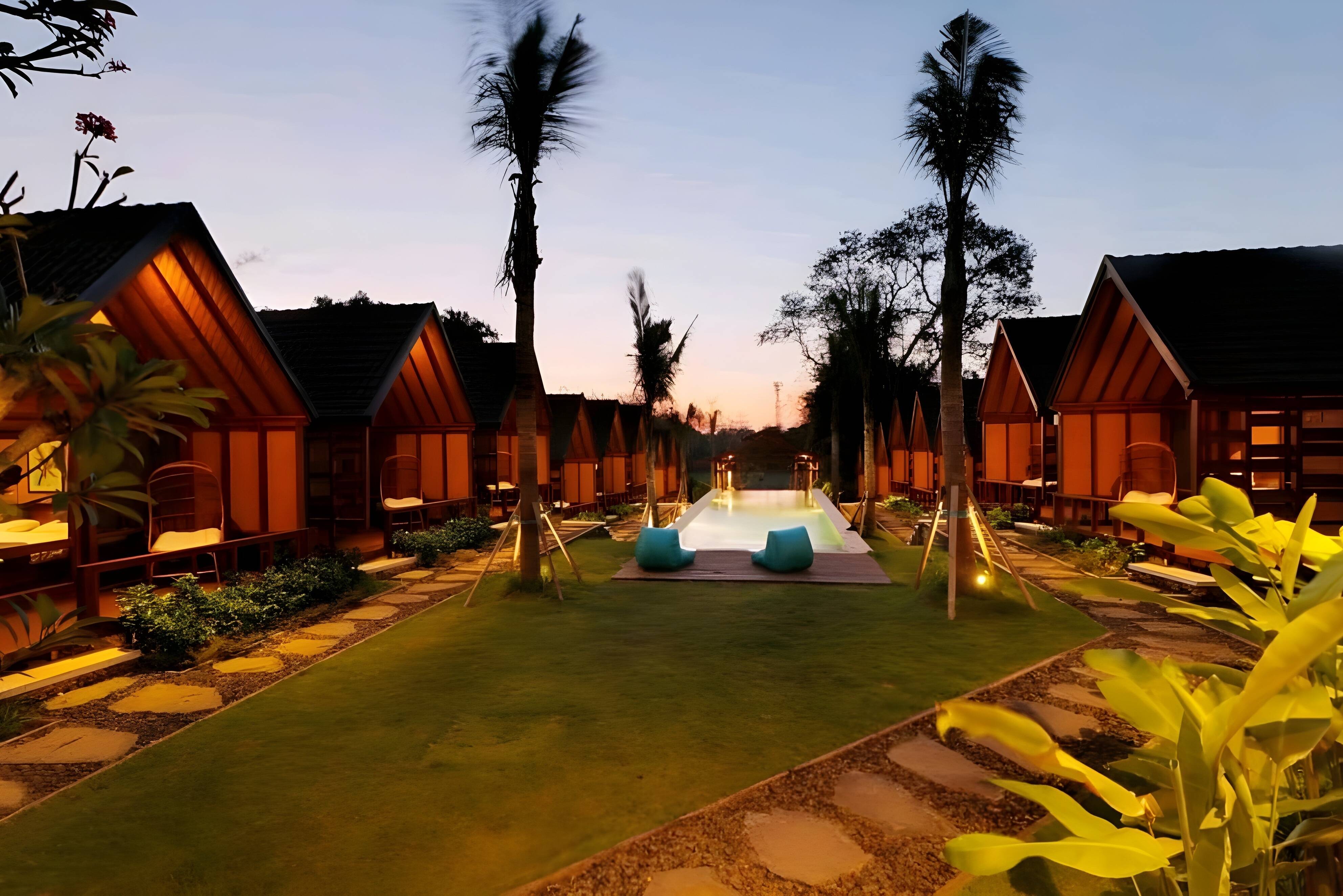 Tuin met de One Bedroom Lodge huisjes in Bingin Lodge in Uluwatu op Bali in Indonesie