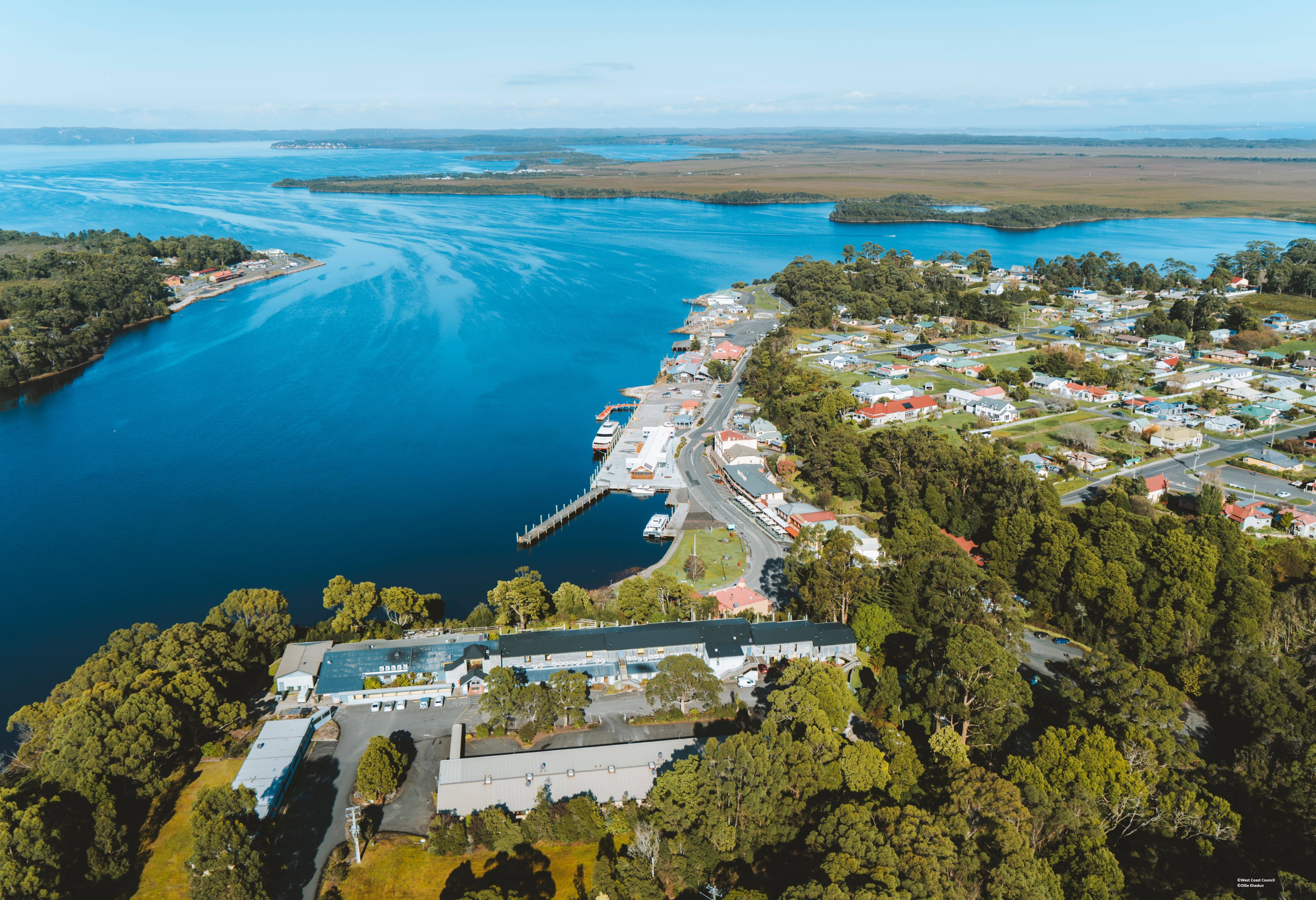 Uitzicht op Strahan in Tasmania in Australie