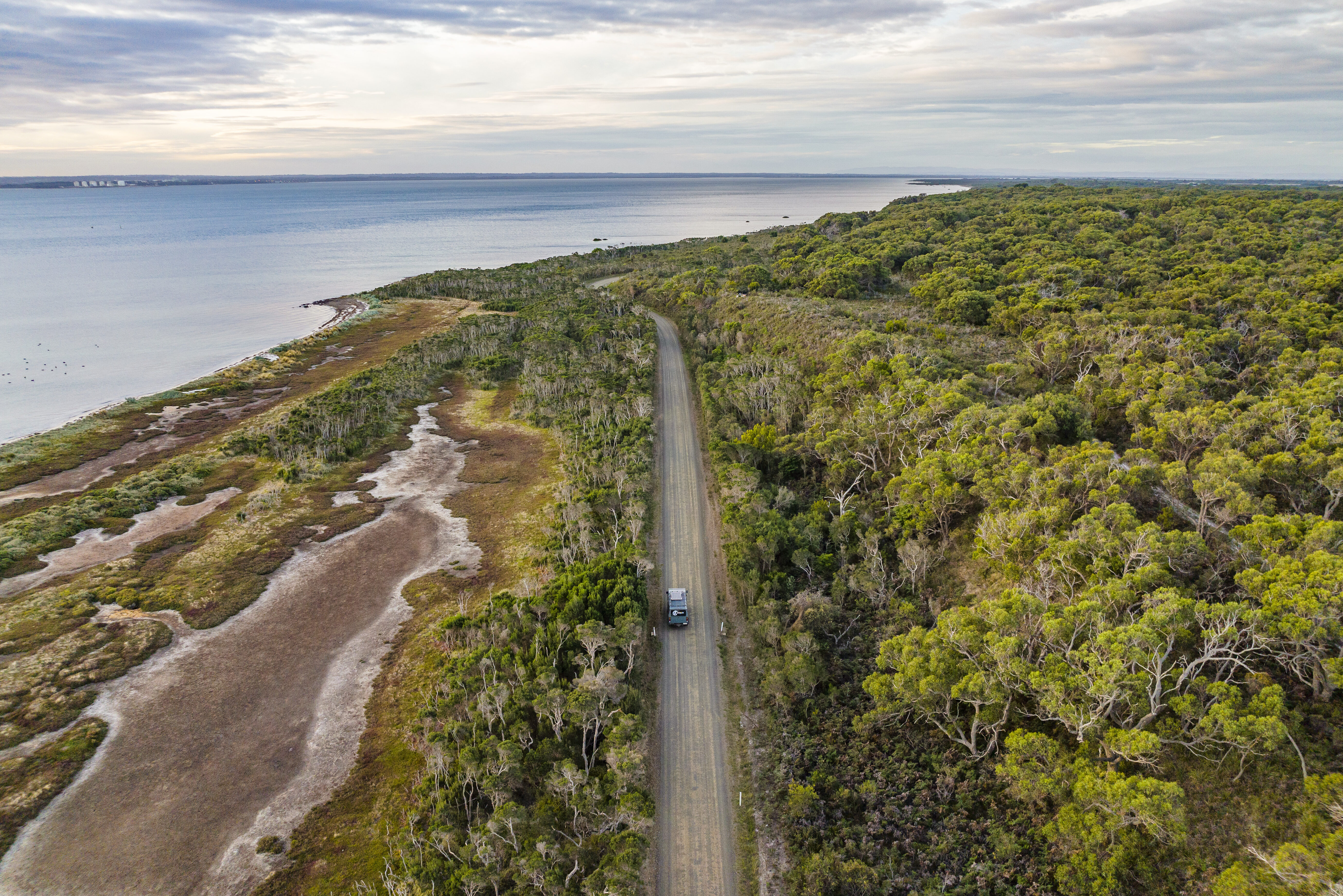 Onverharde wegen op French Island in Australie