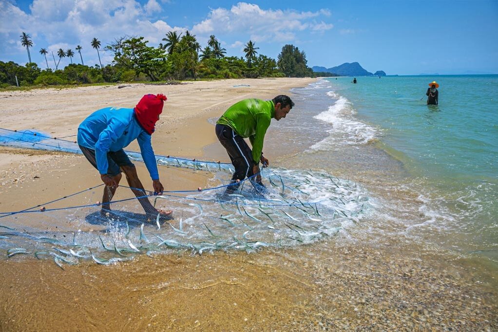 Vissers op het strand bij Khanom