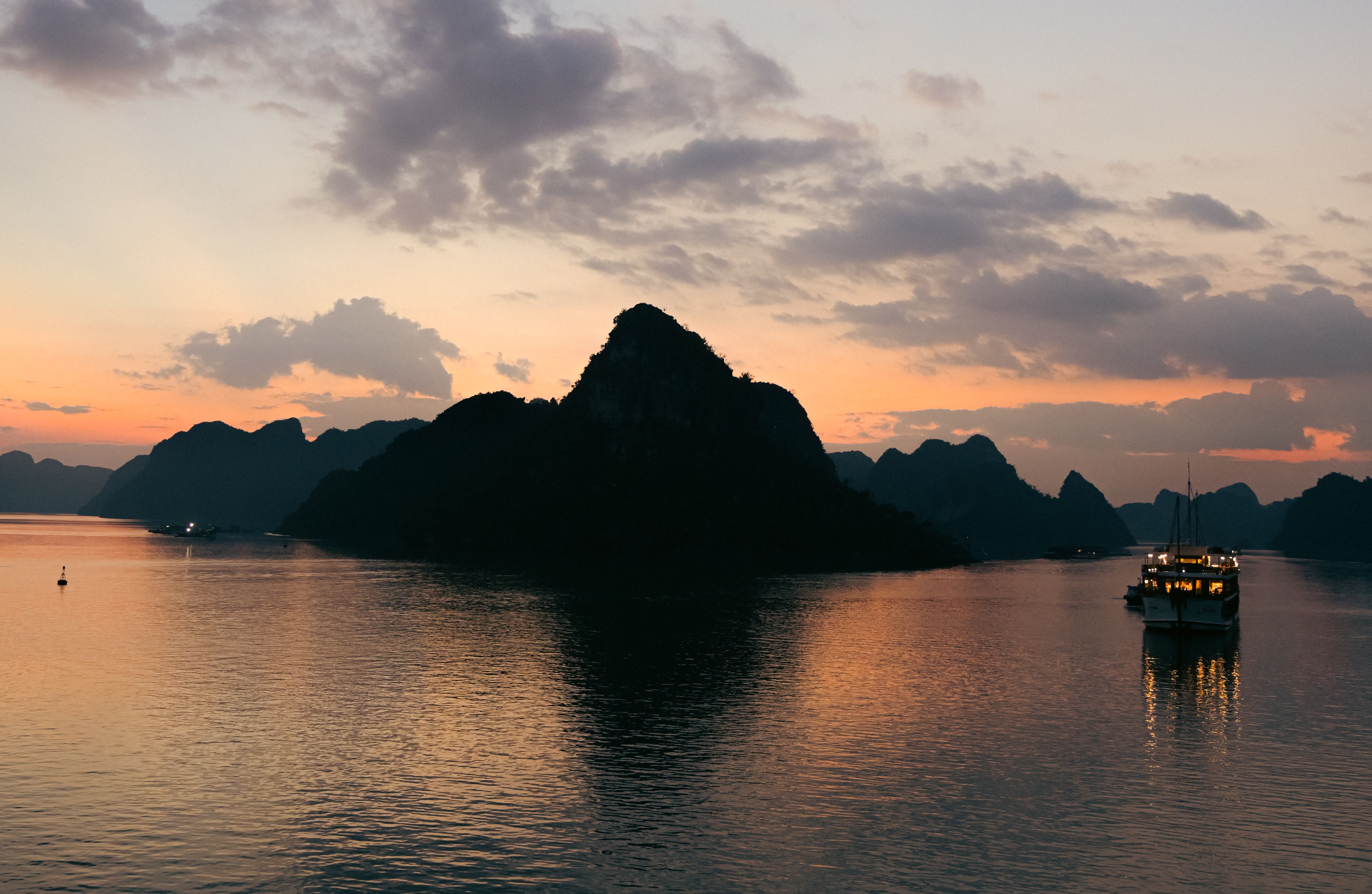 Vietnam - Halong Bay zonsondergang