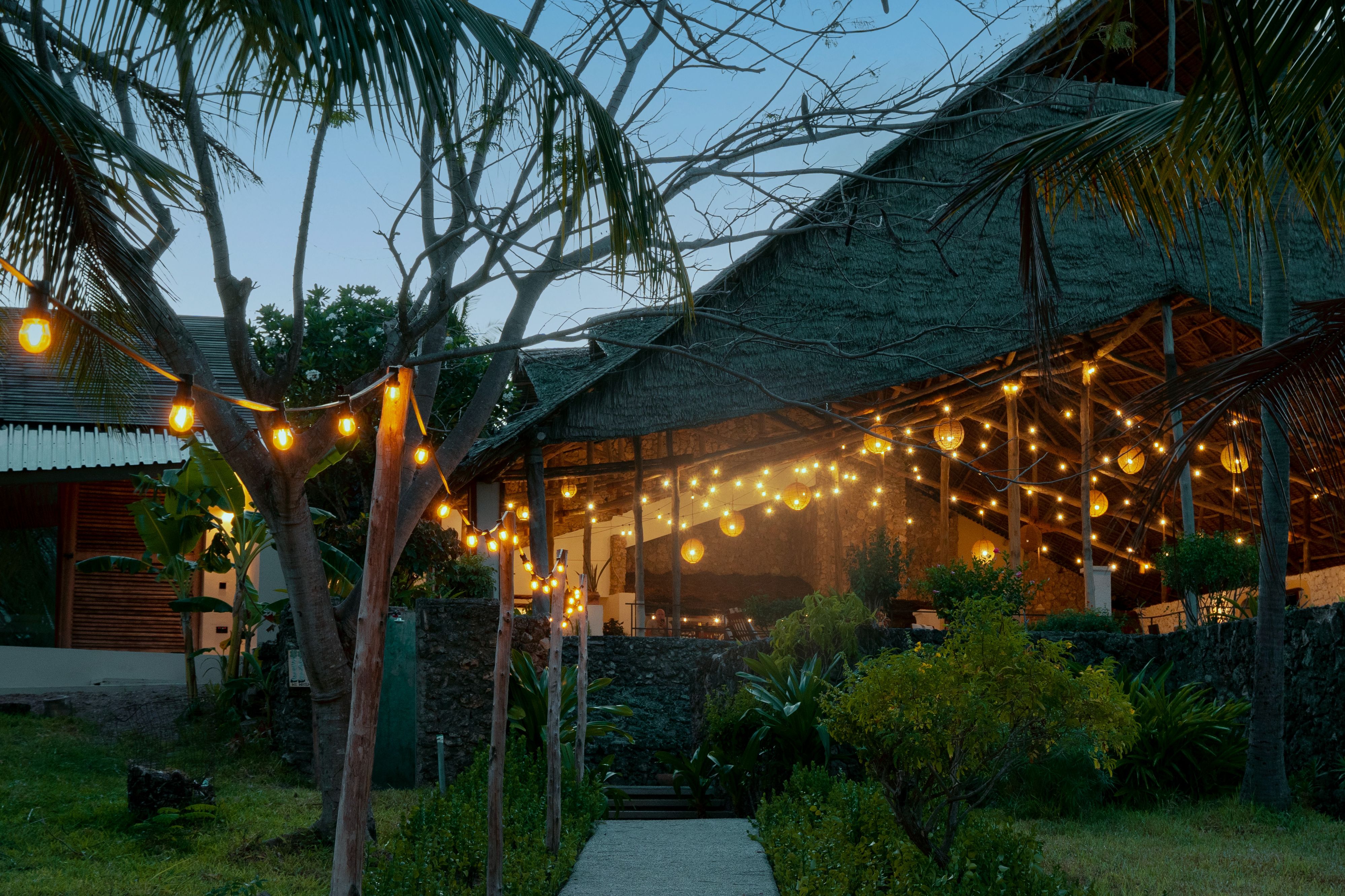 Pad naar restaurant bij zonsondergang in Basecamp Mafia Island in Tanzania