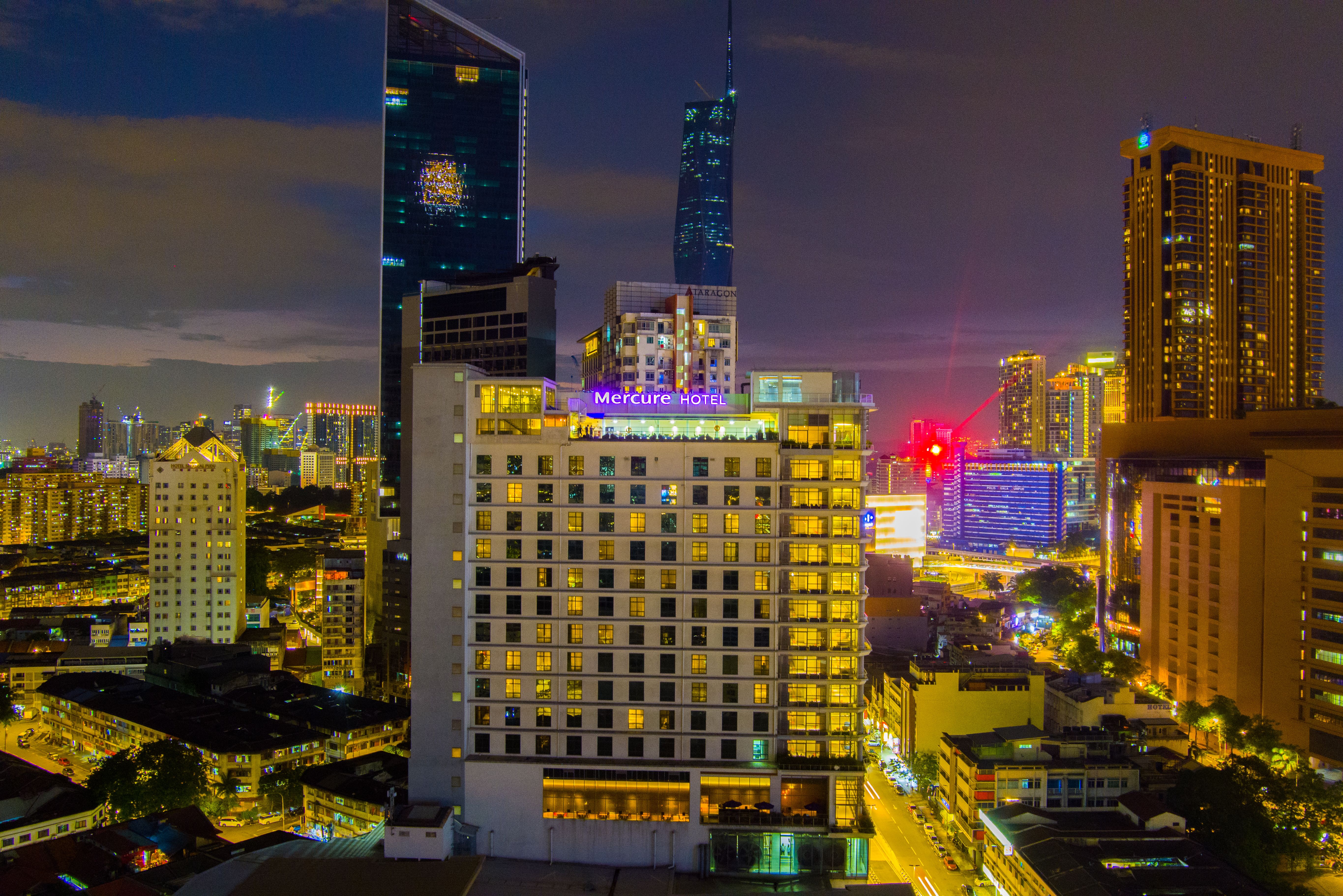 Hotel van buitenaf in de avond