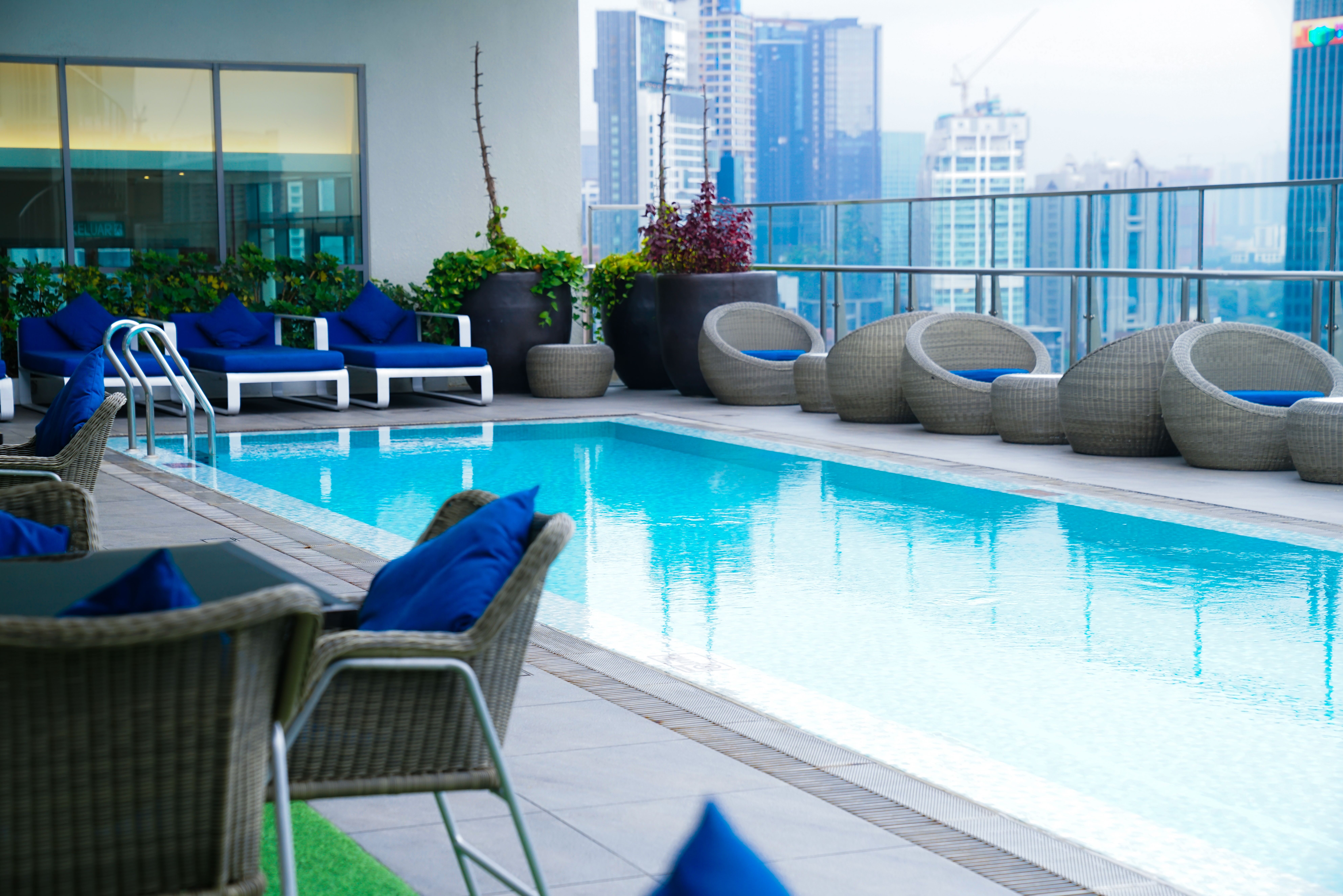 Zwembad met ligbedden