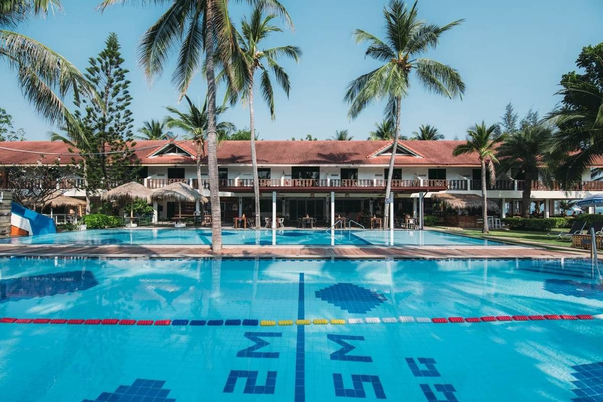 Zwembad met uitzicht op het restaurant