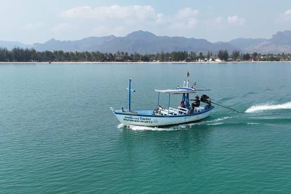 Vissersboot voor de kust