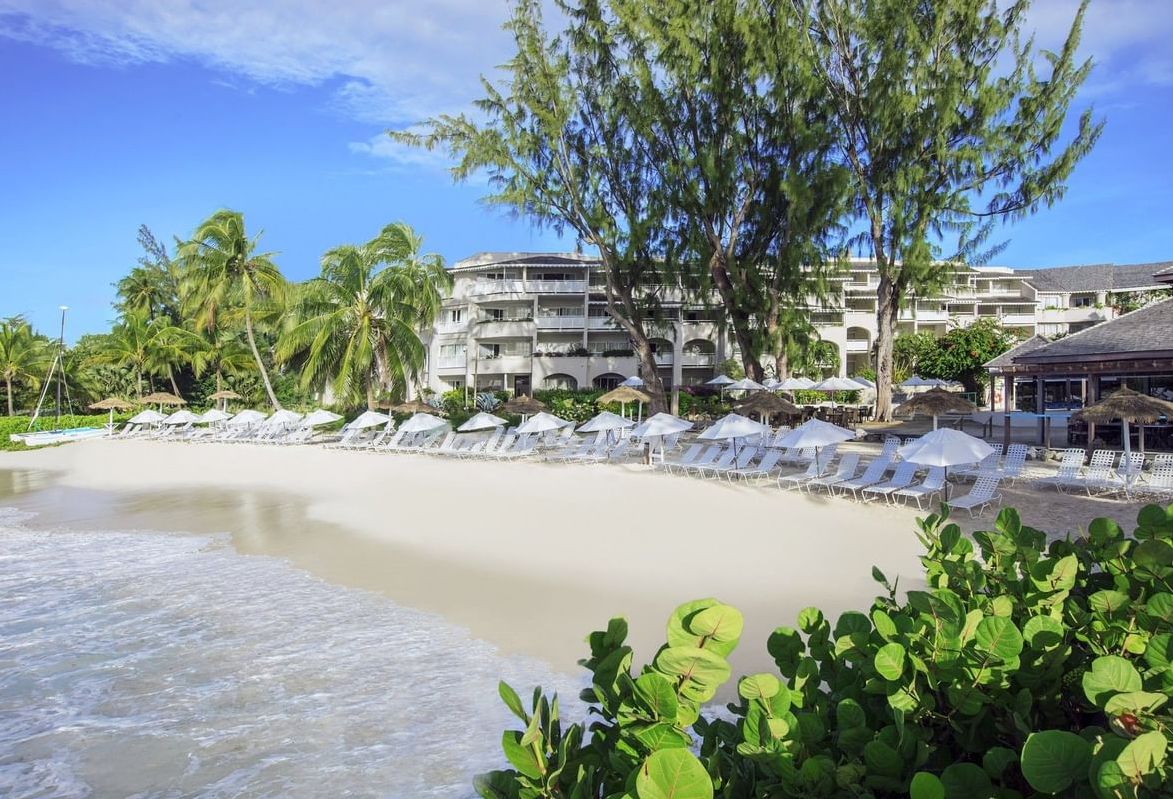 Barbados-Zuidkust-Christ-Church-Bougainvillea-Barbados-Strand