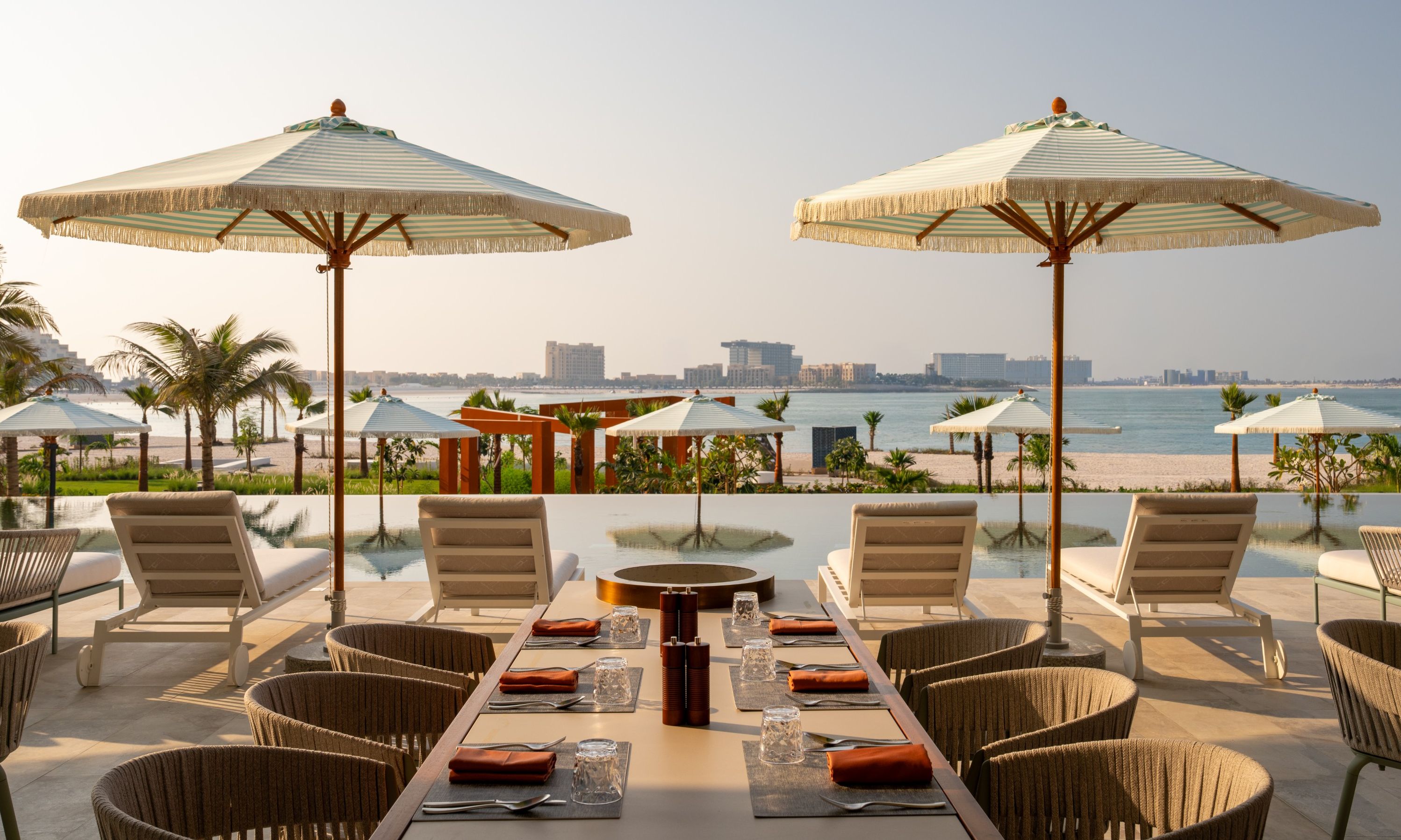 Emiraten-Ras-Al-Khaimah-SO-Ras-Al-Khaimah-Cabini-Pool-Bar
